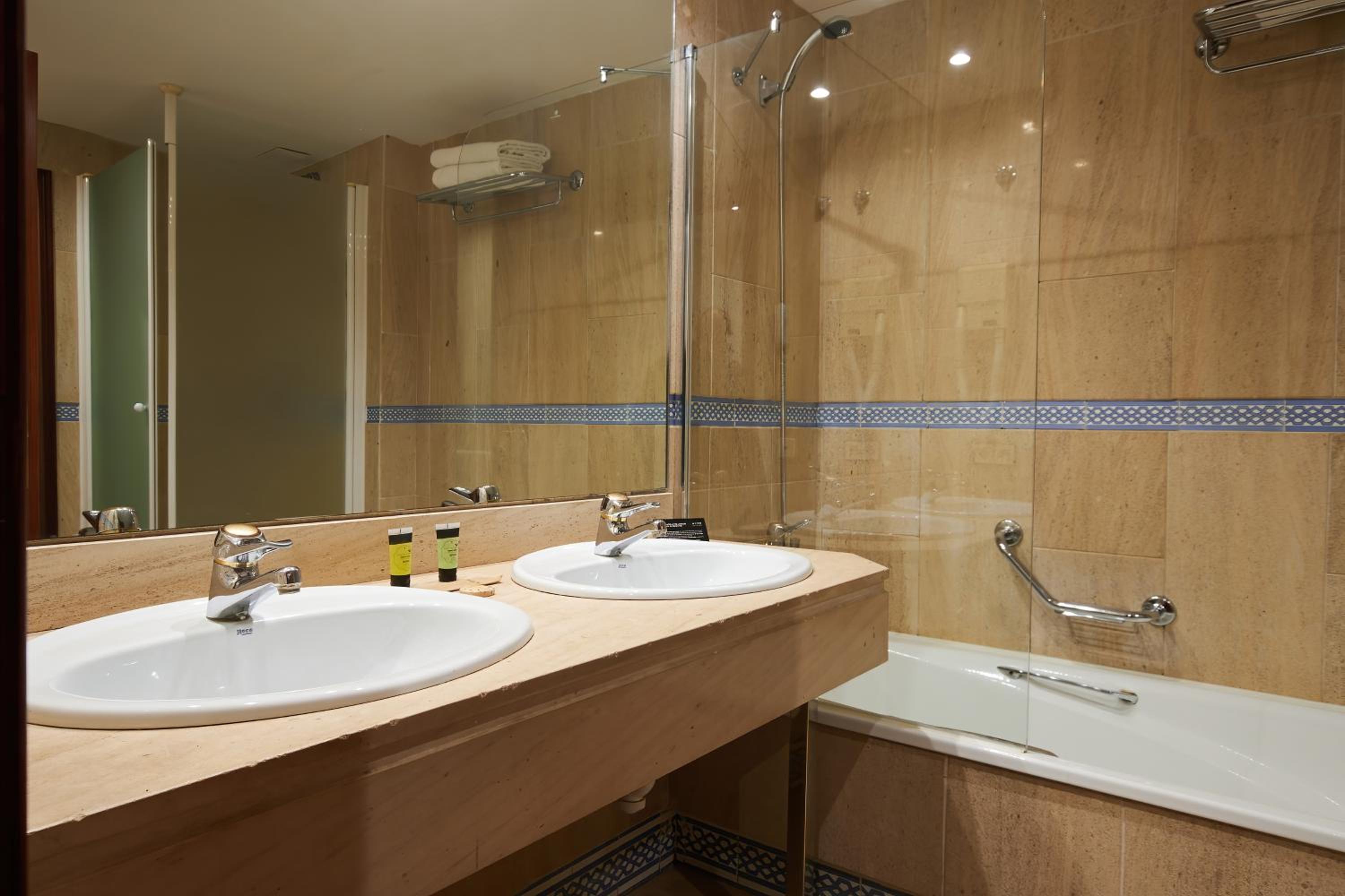 Junior Suite with Parking Included - Photo 2