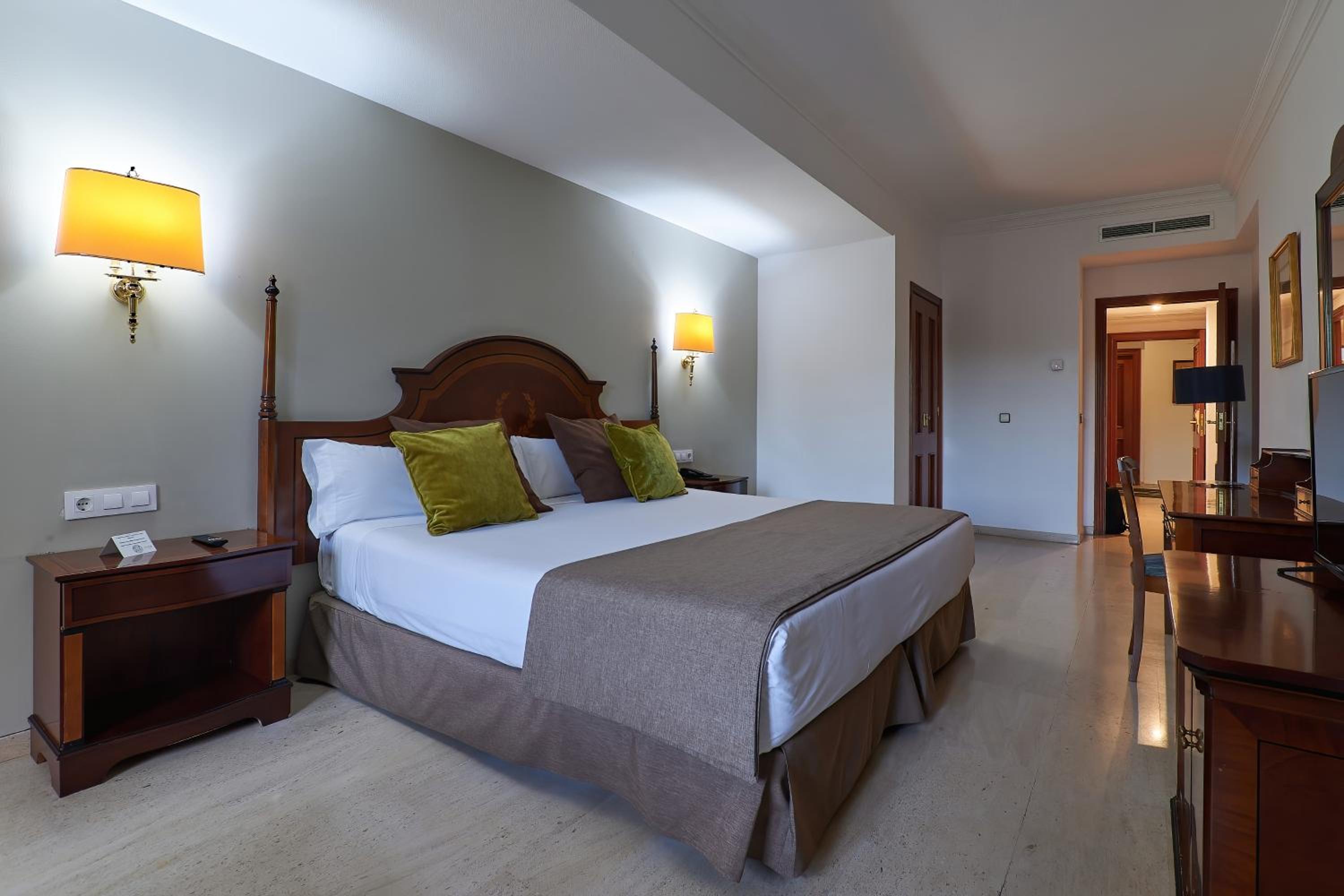 Junior Suite with Parking Included - Photo 4