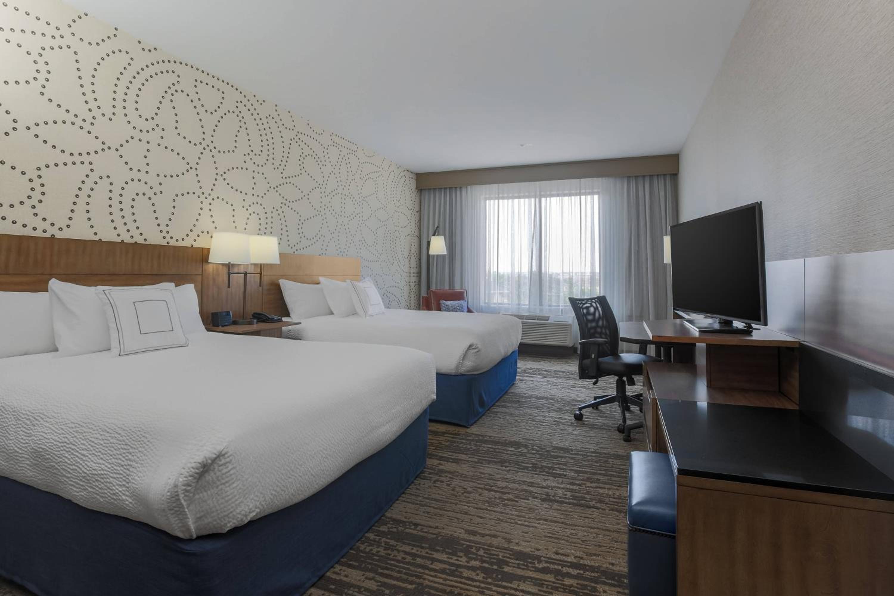 Queen Room with Two Queen Beds photo 1