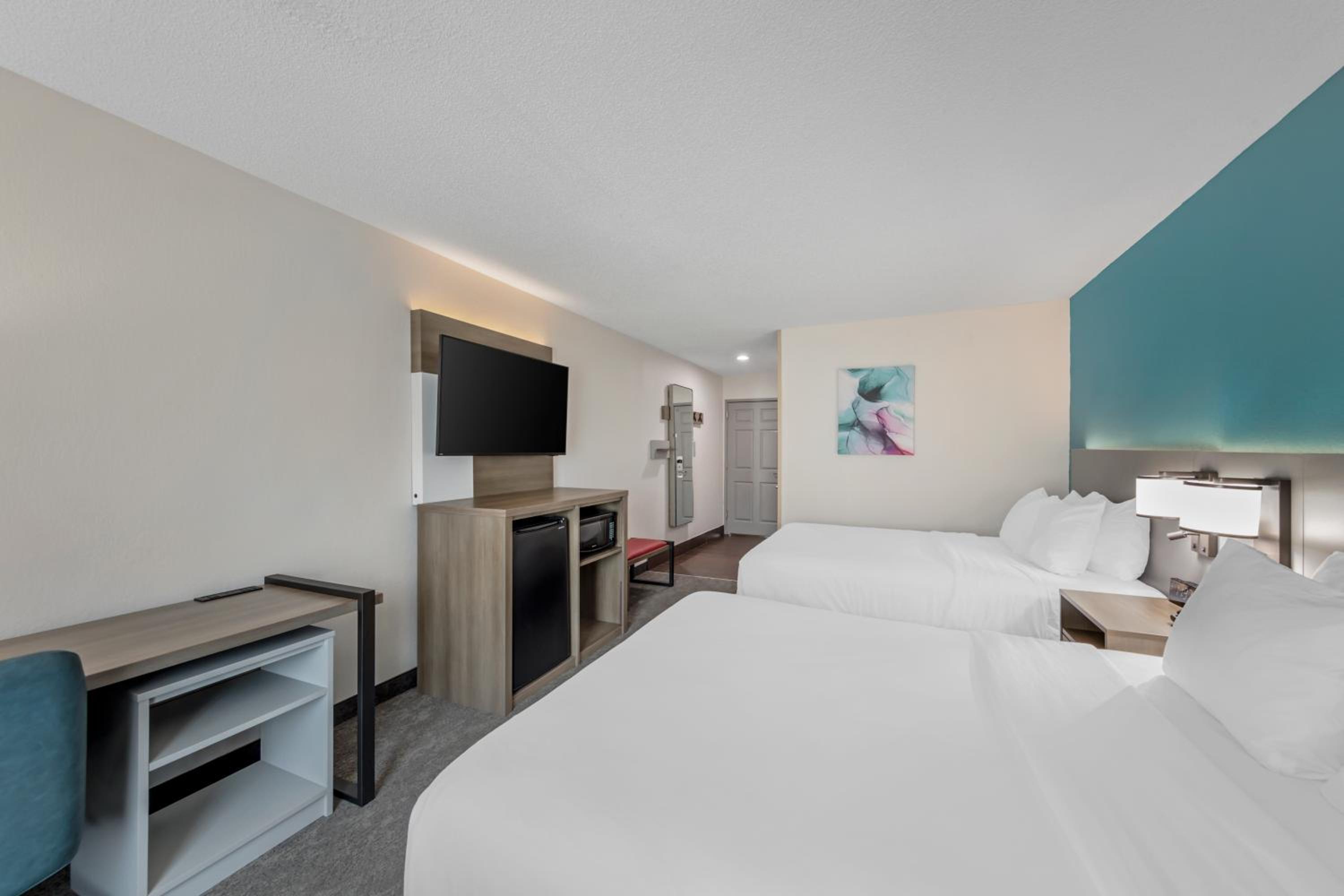 Queen Room with Two Queen Beds - Non-Smoking - Photo 8