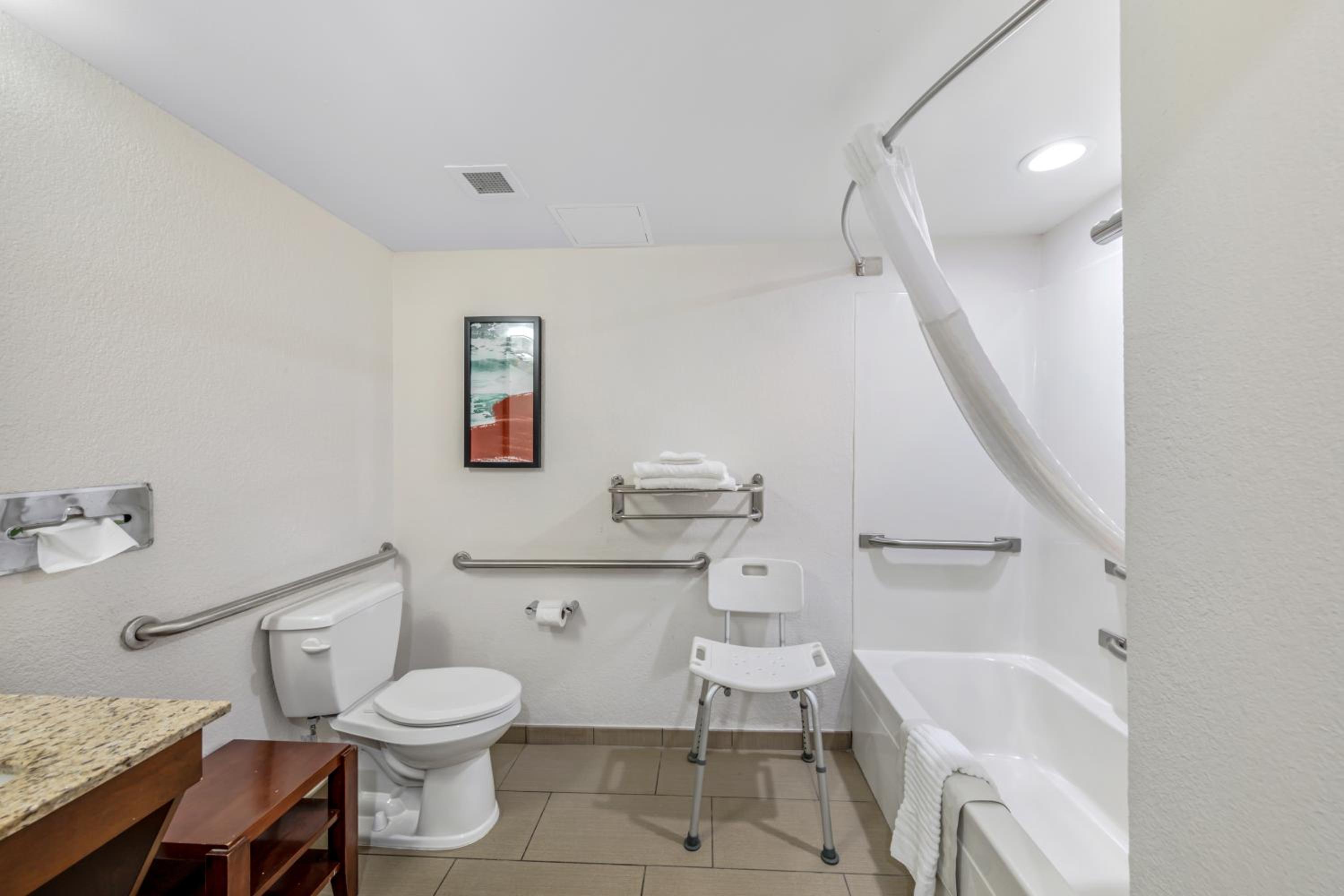 King Room with tub - Accessible/Non-Smoking - Photo 8