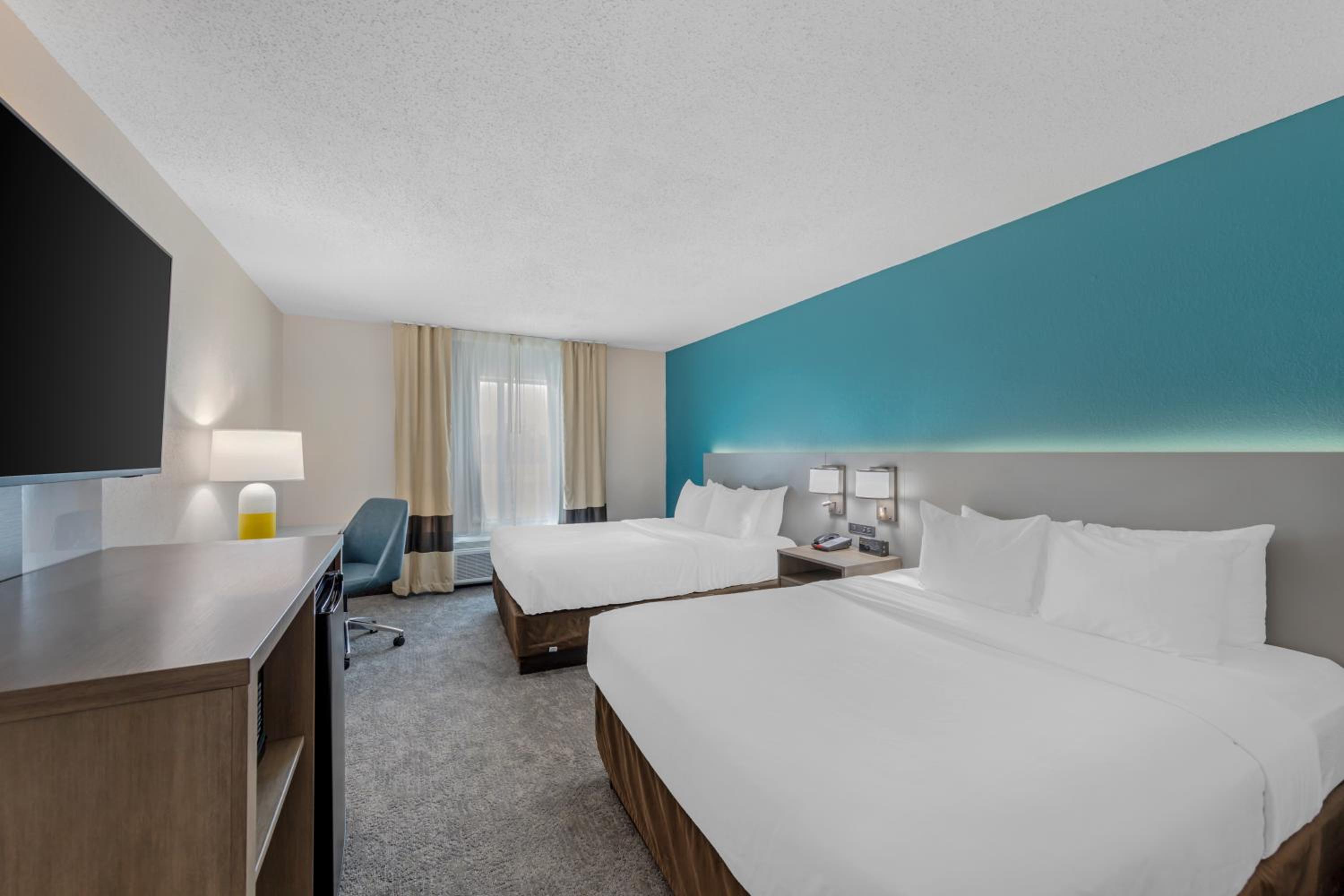 Queen Room with Two Queen Beds - Non-Smoking - Photo 7