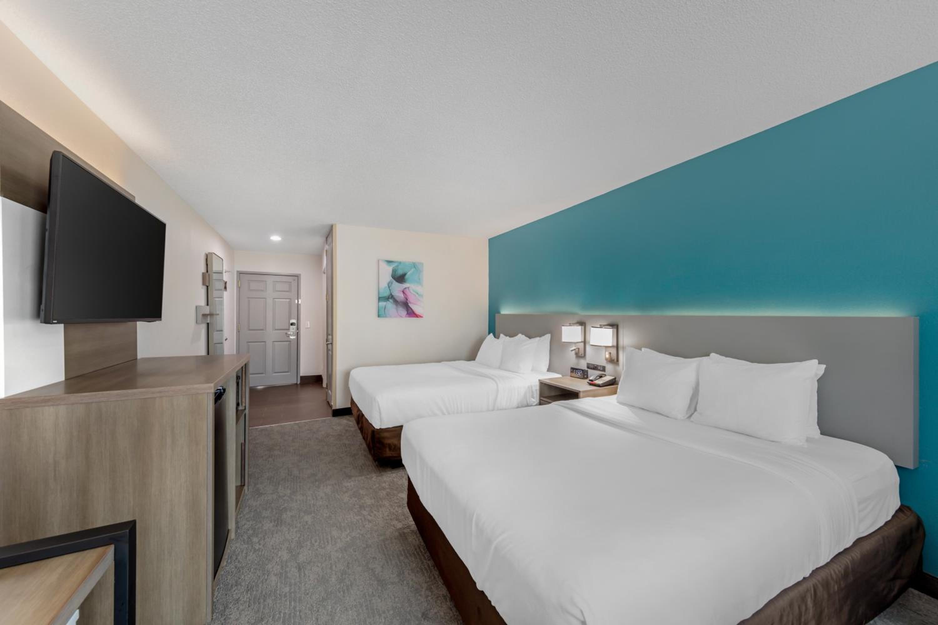 Queen Room with Two Queen Beds - Non-Smoking - Photo 5