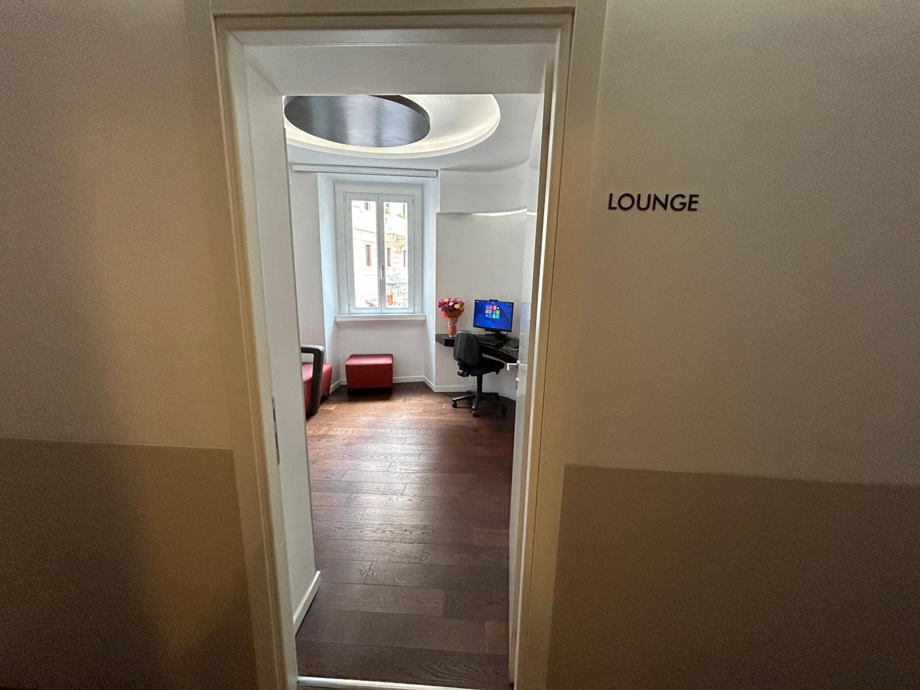 Junior Suite with Pantheon View thumbnail 6