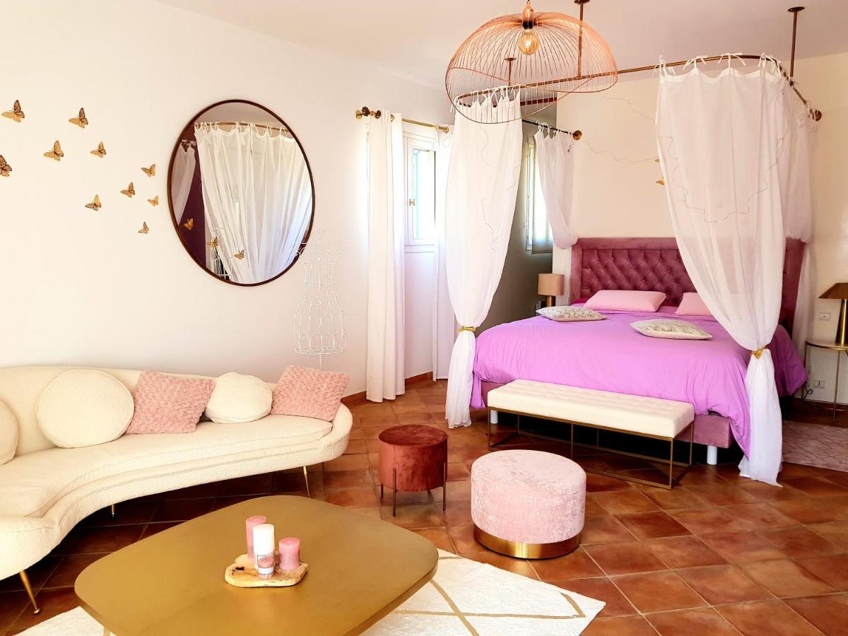 Eight-Bedroom House photo 3
