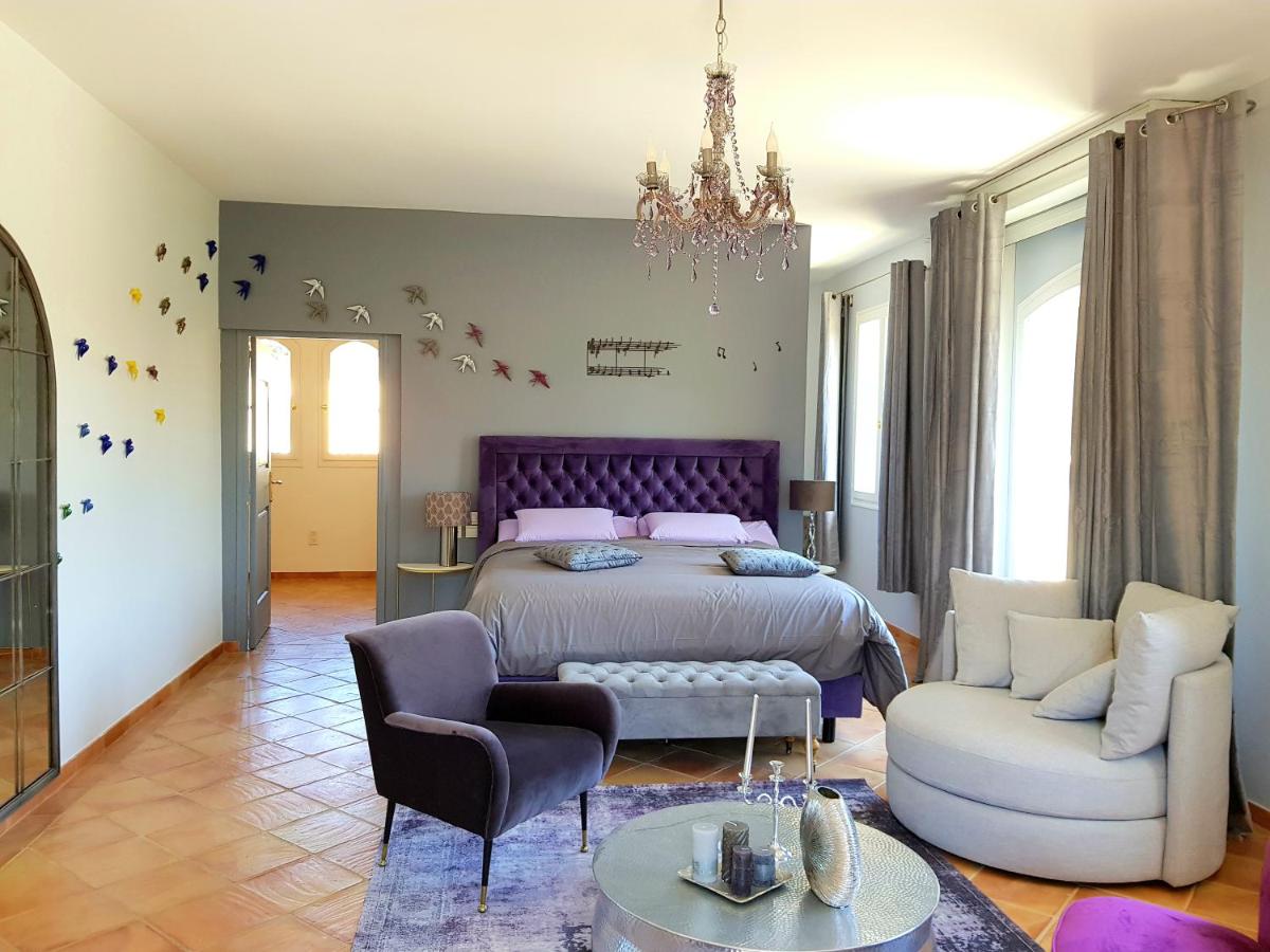 Deluxe King Suite photo 1