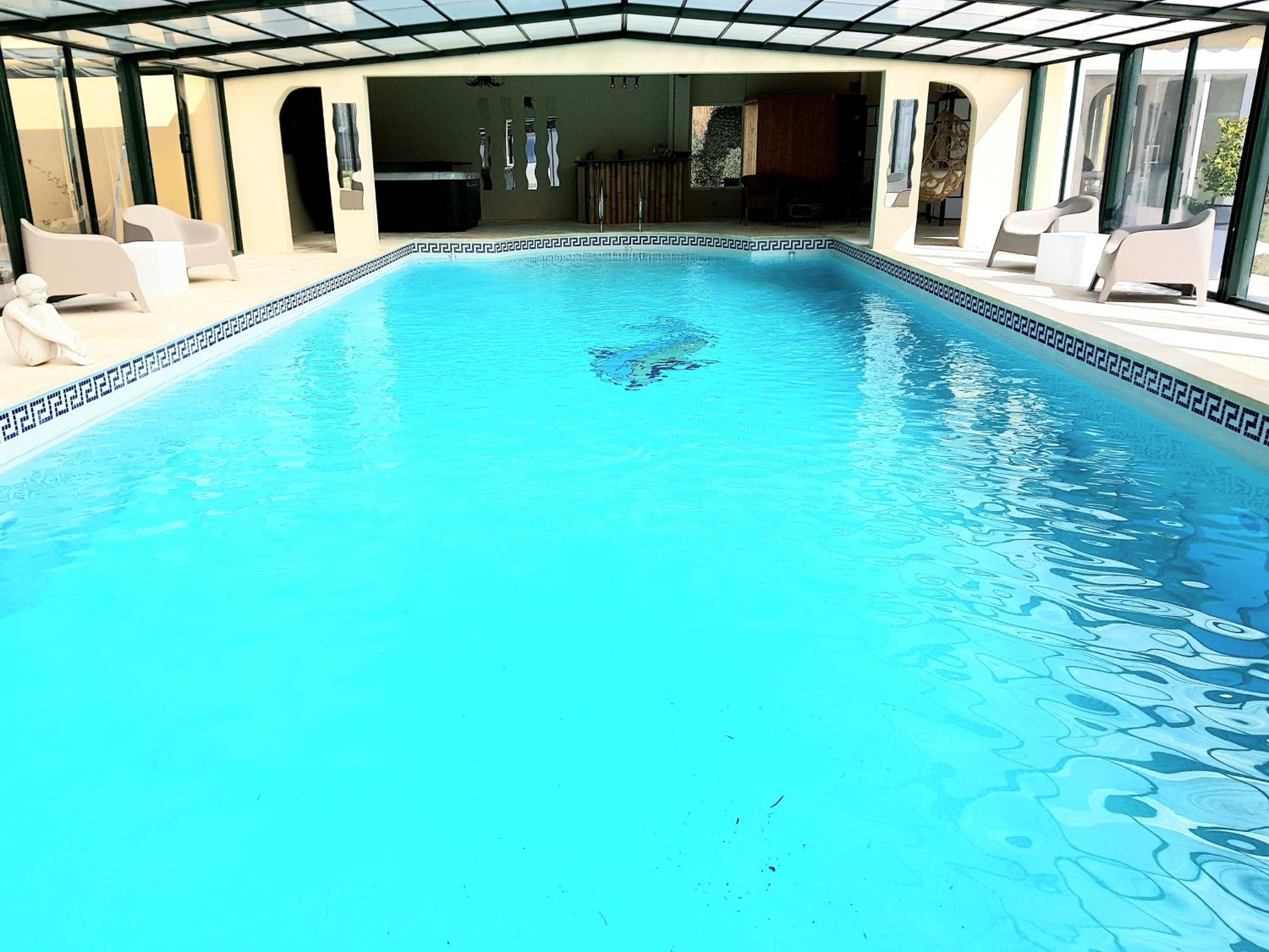 Eight-Bedroom House photo 1