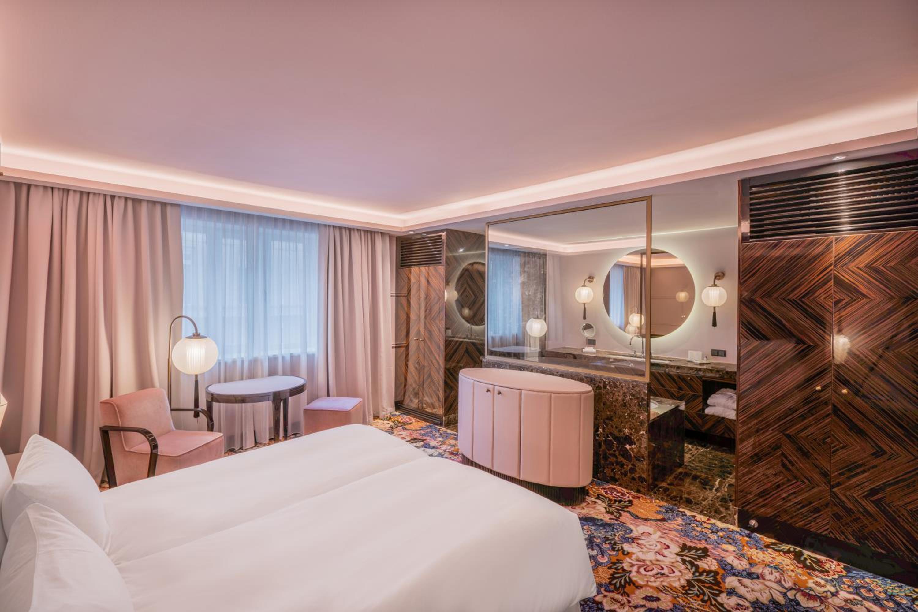 Grandiose Lamee Family Room