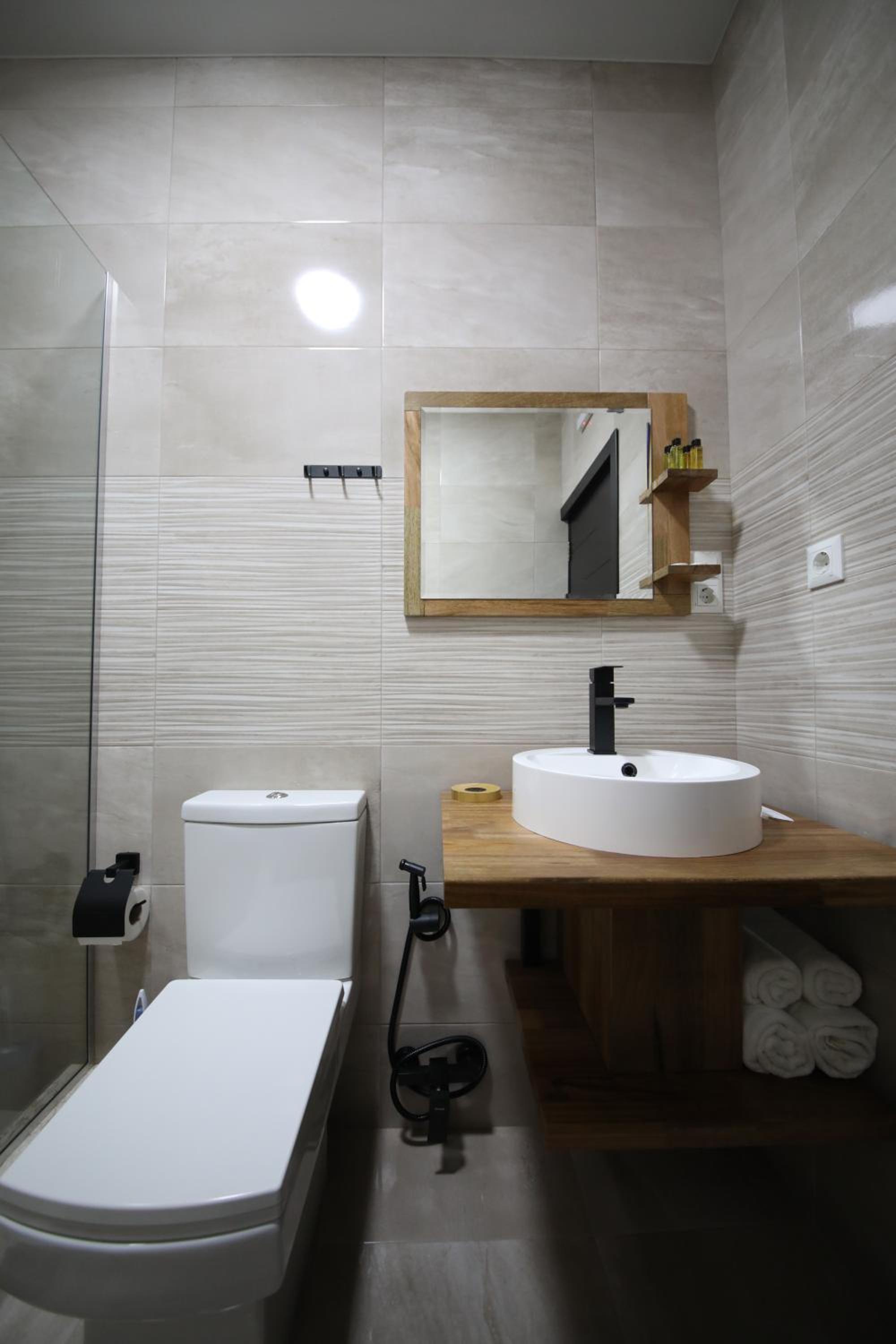 Double Room with Balcony - Photo 2
