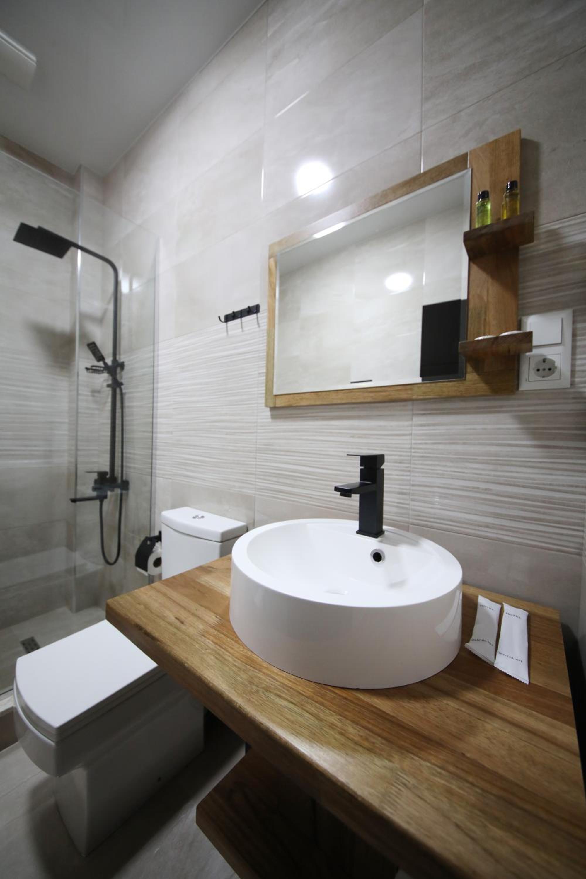 Double Room with Balcony - Photo 3