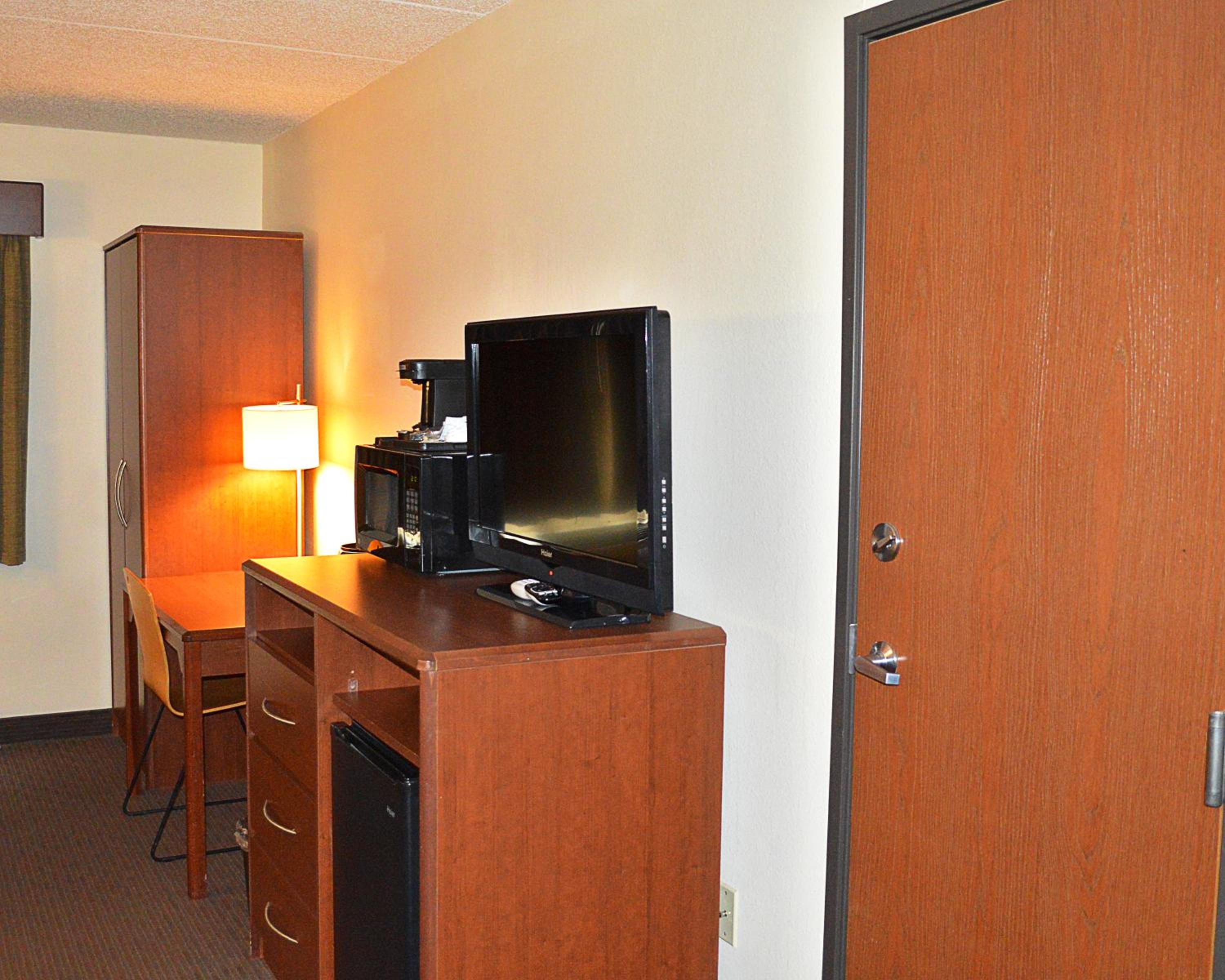 Queen Room with Two Queen Beds/ Adjoining Door - Non-Smoking photo 2