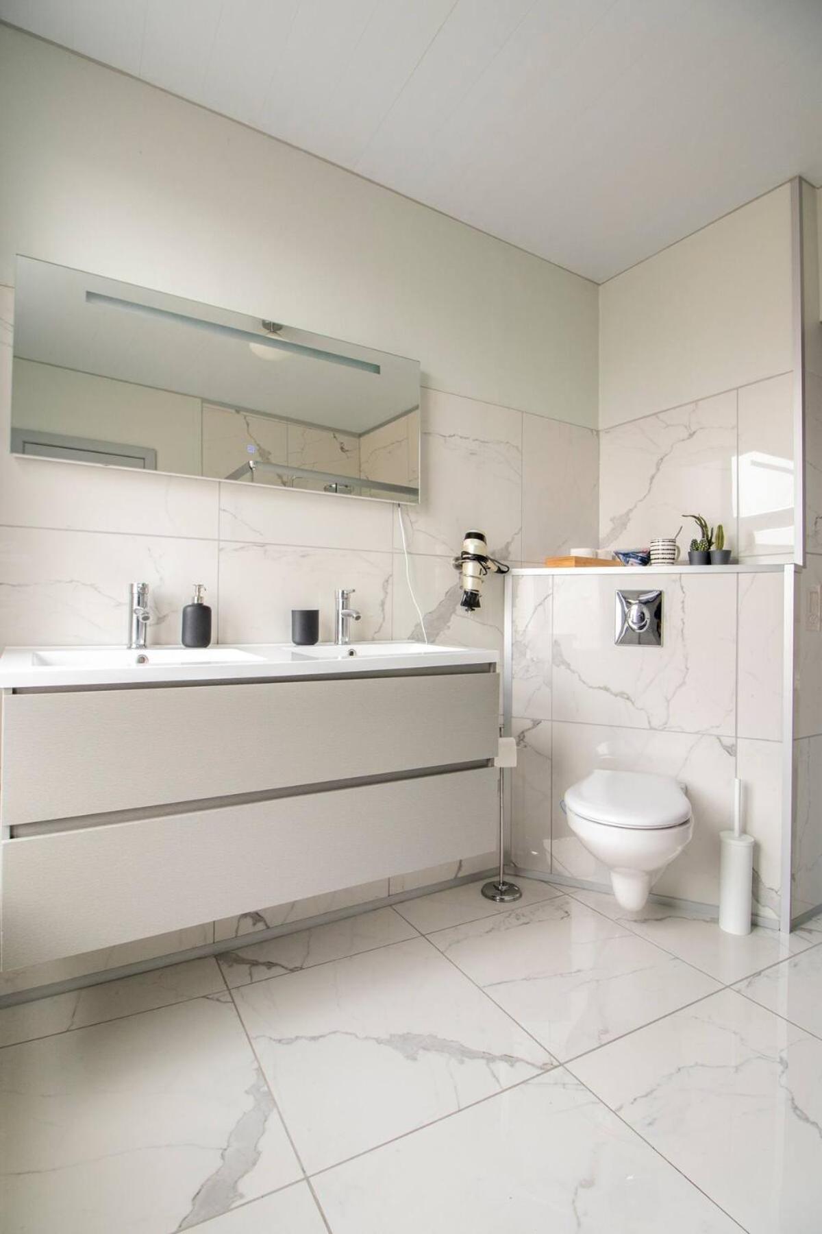 Family Room with Private Bathroom - Photo 6