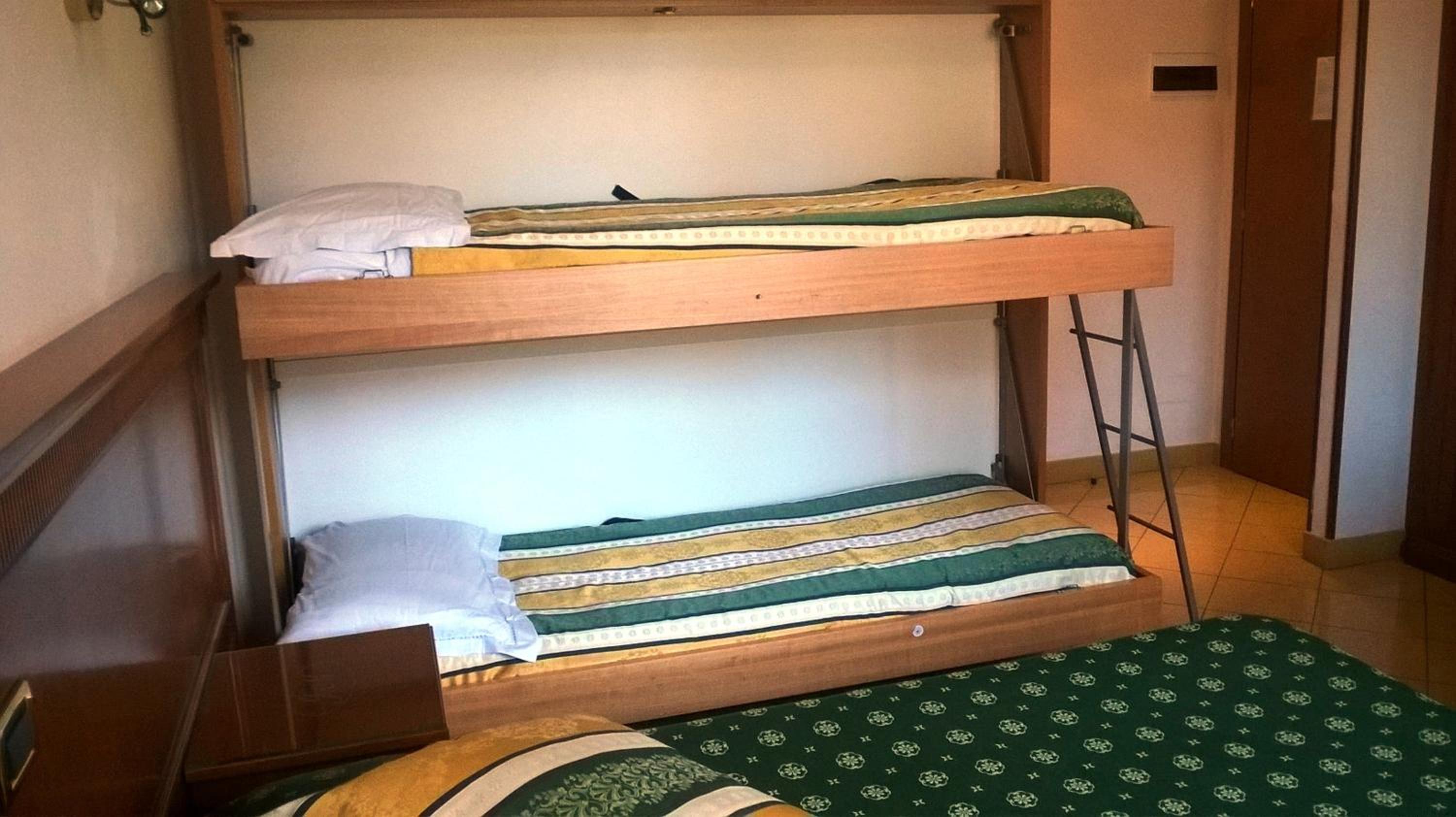 Quadruple Room - Photo 8