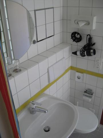 Budget Double Room - Photo 4