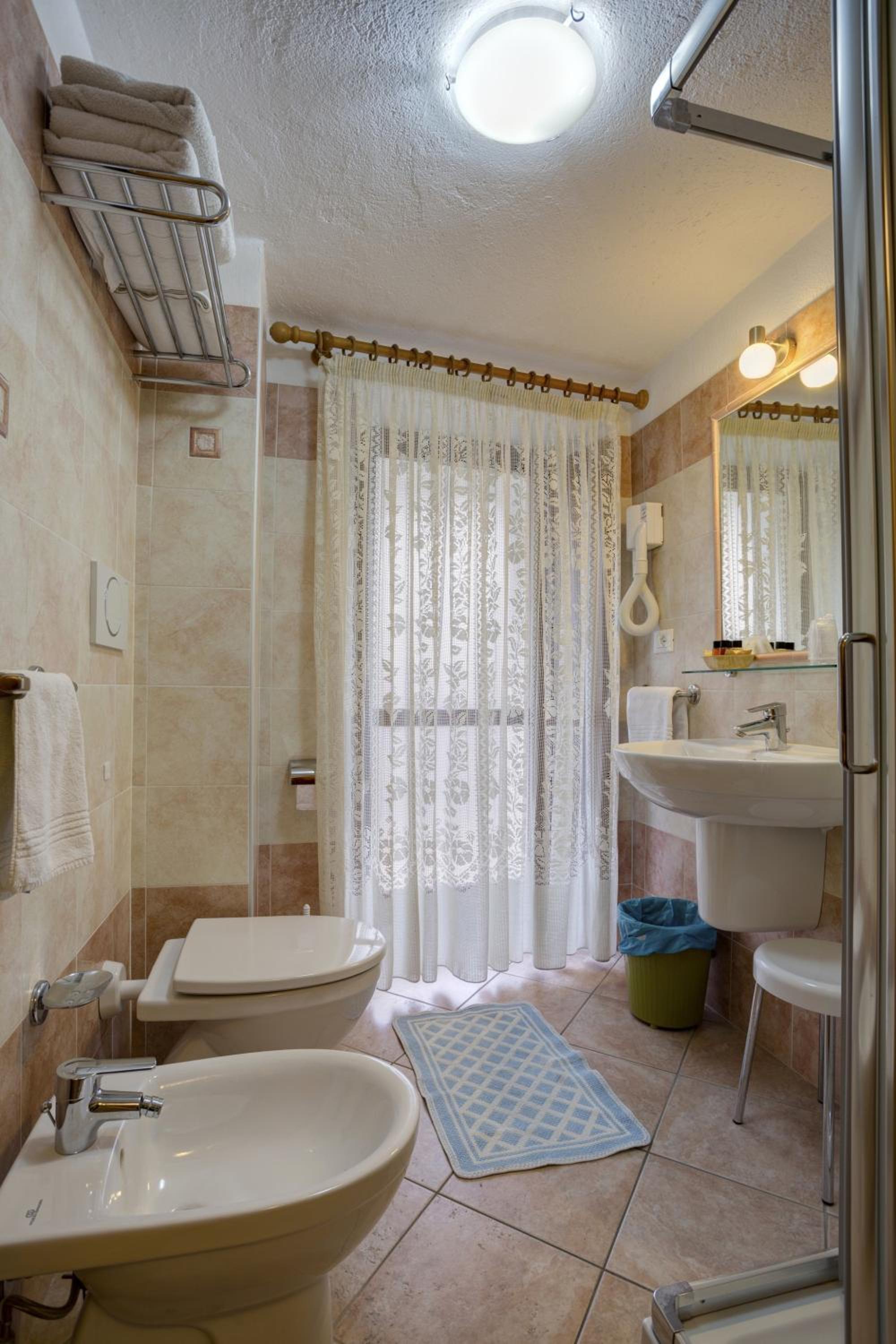Double Room - Photo 5