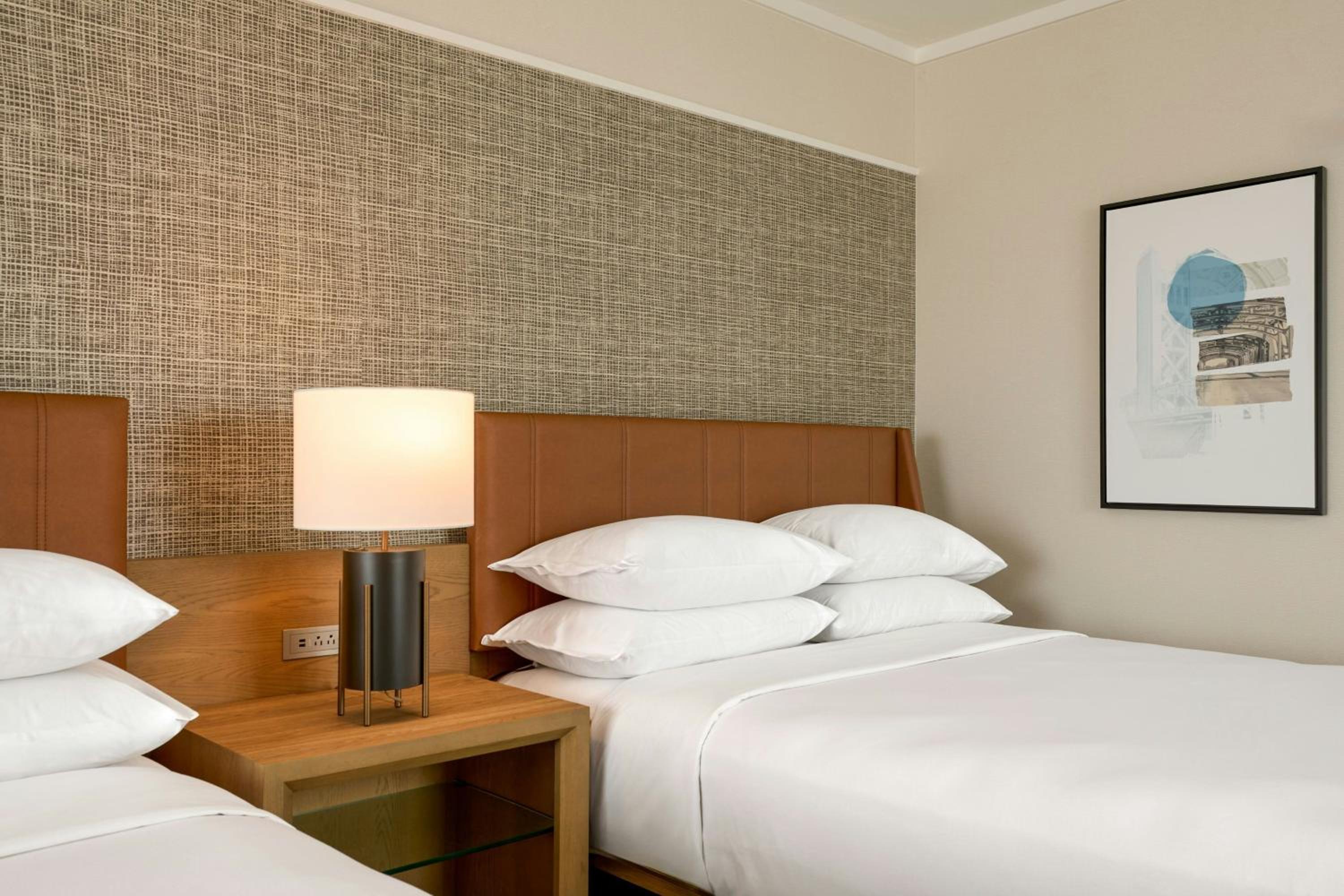 Double Room with Two Double Beds and Adapted Tub - Mid Floor/Mobility and Hearing Accessible