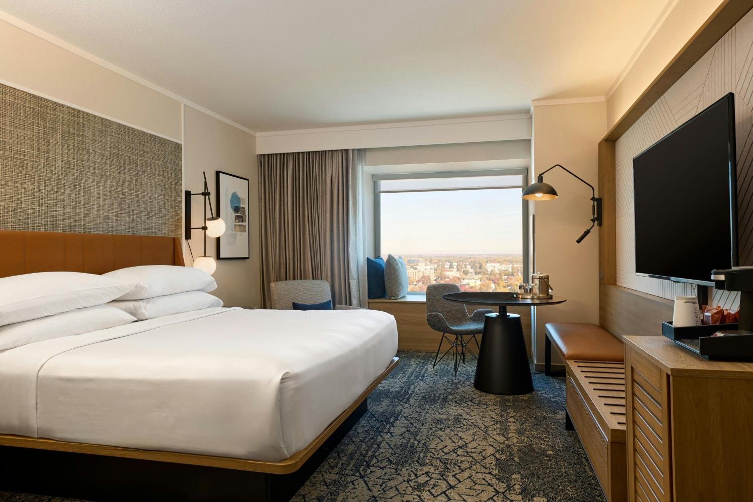 King Room with Roll-In Shower and City View - Mid Floor/Mobility and Hearing Accessible