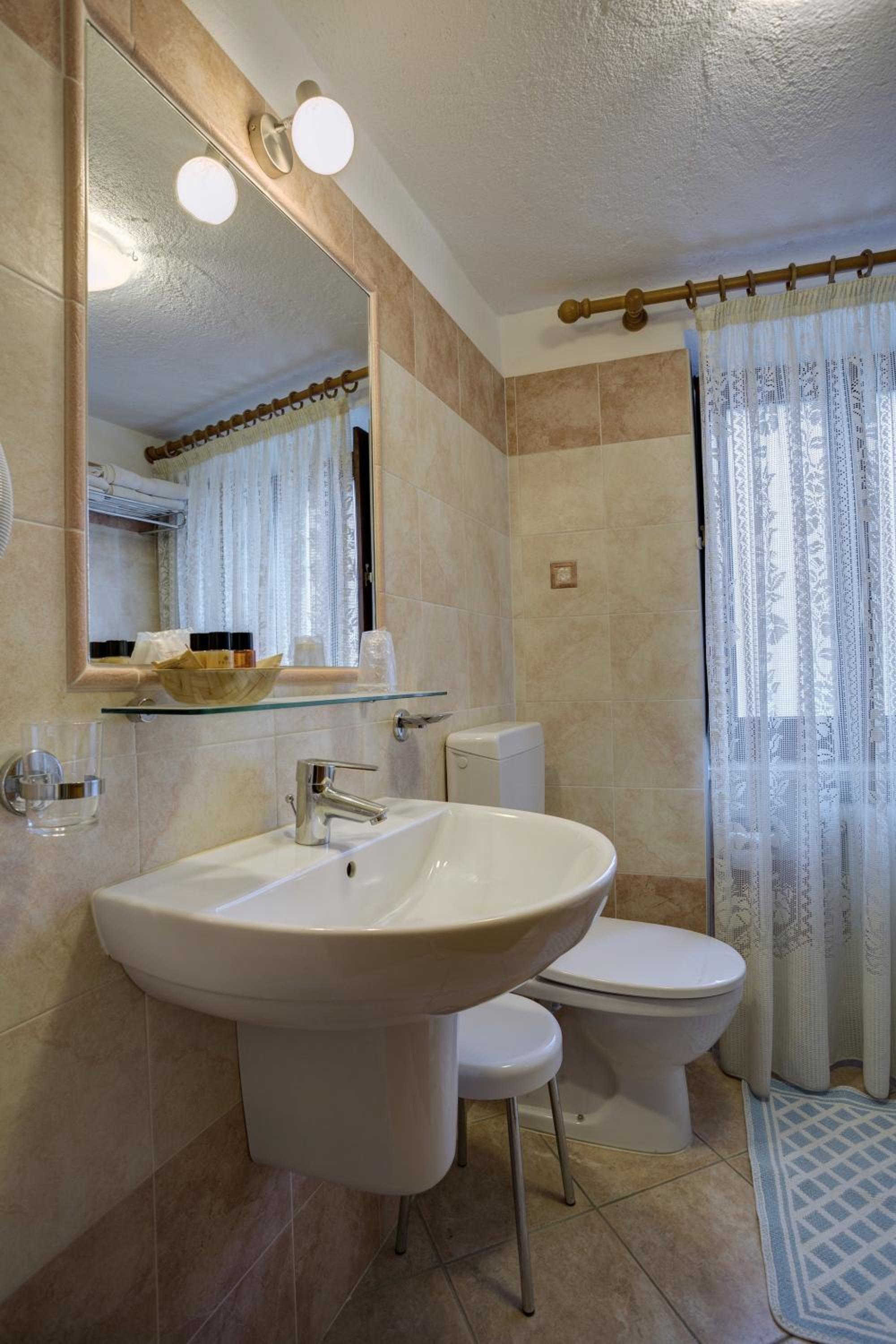 Double Room - Photo 6