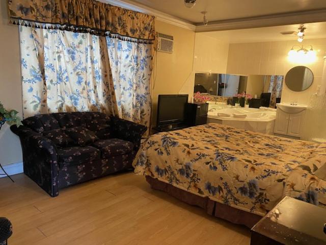 Queen Suite with Spa Bath
