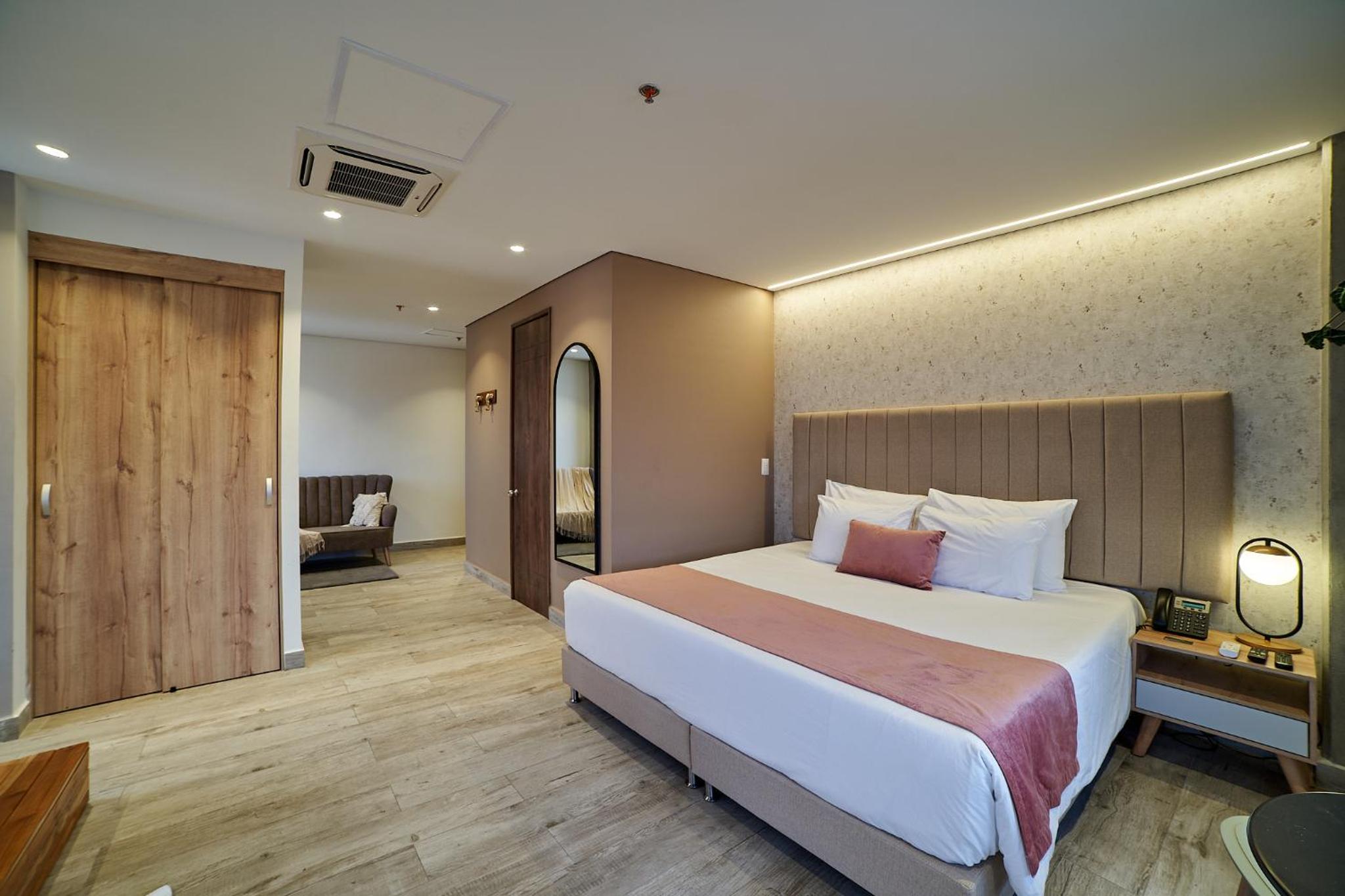 Suite with Hot Tub - Photo 1