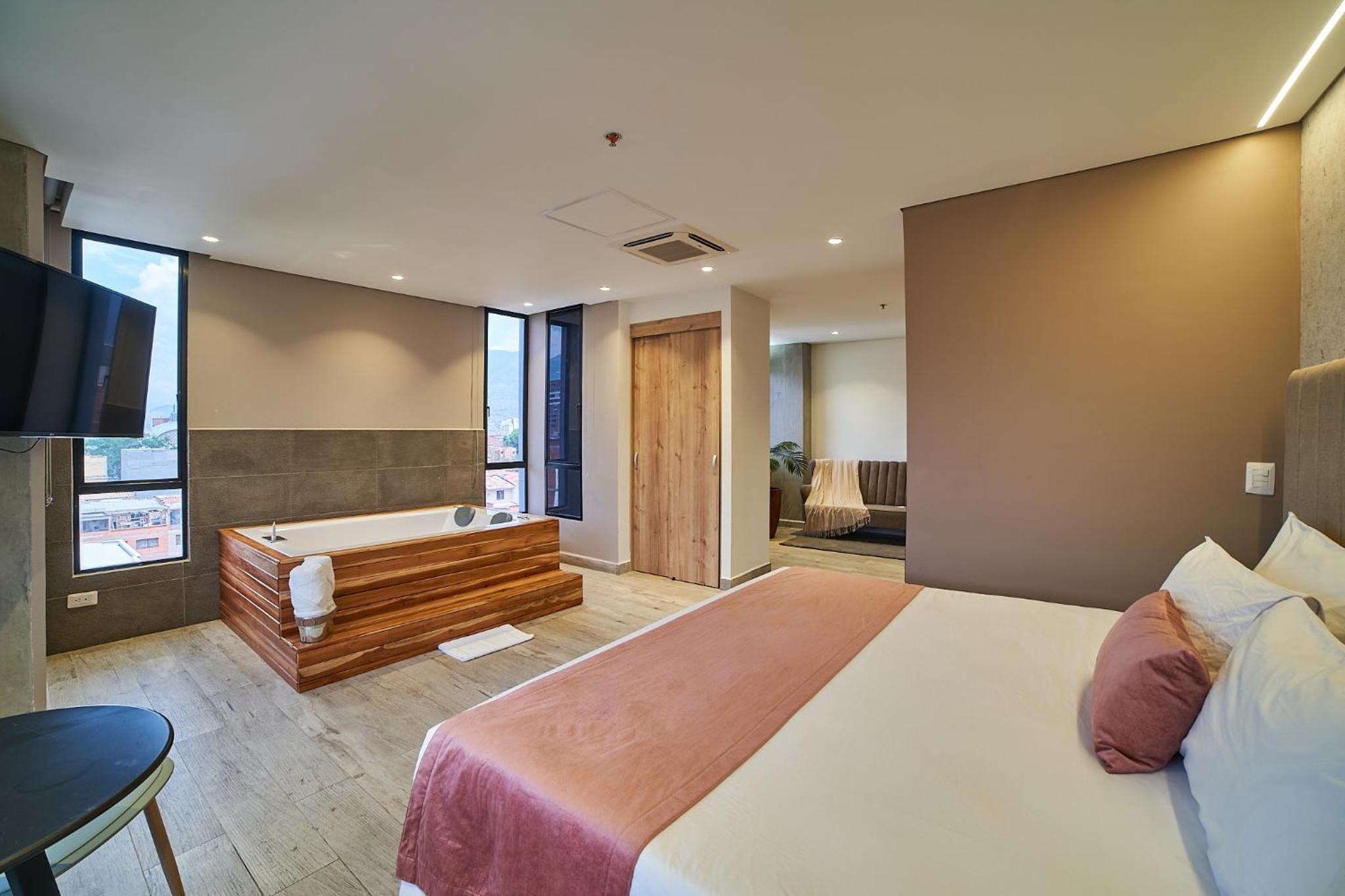 Suite with Hot Tub - Photo 4