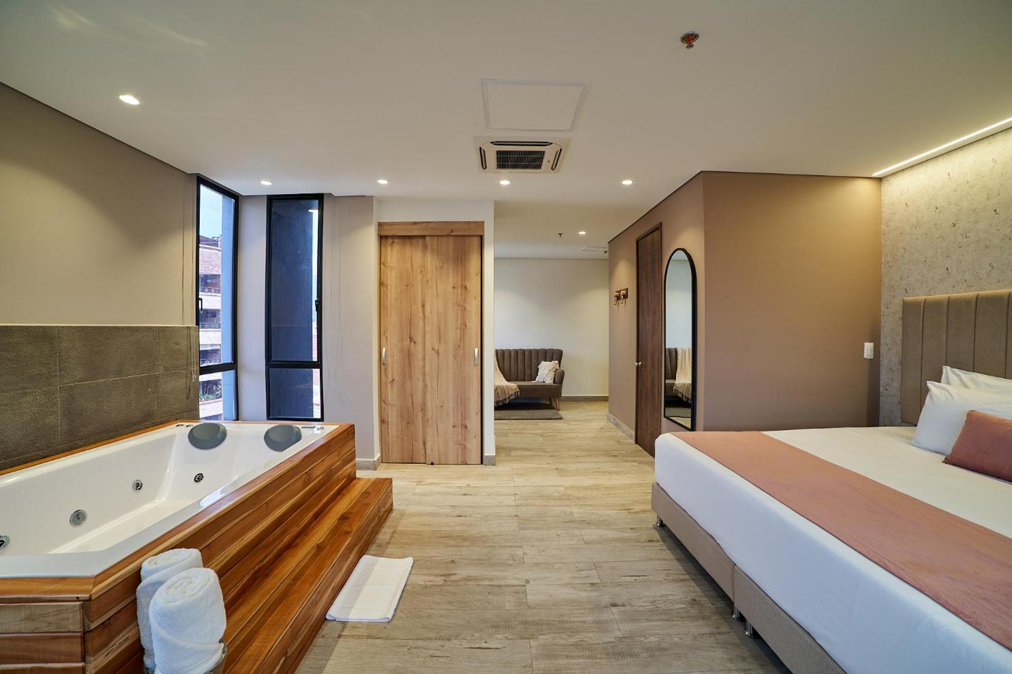 Suite with Hot Tub - Photo 5