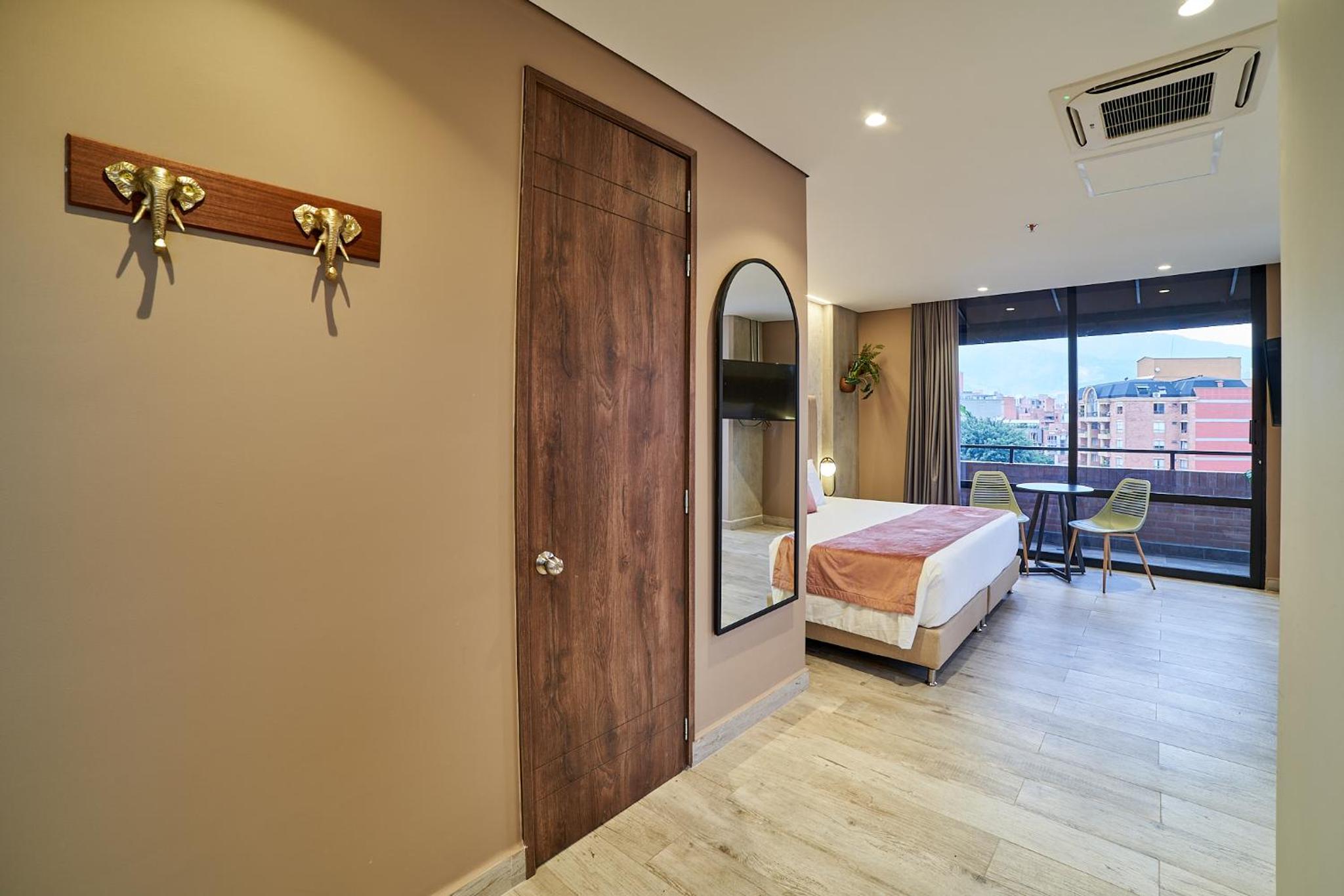 Suite with Balcony and Hot Tub - Photo 15
