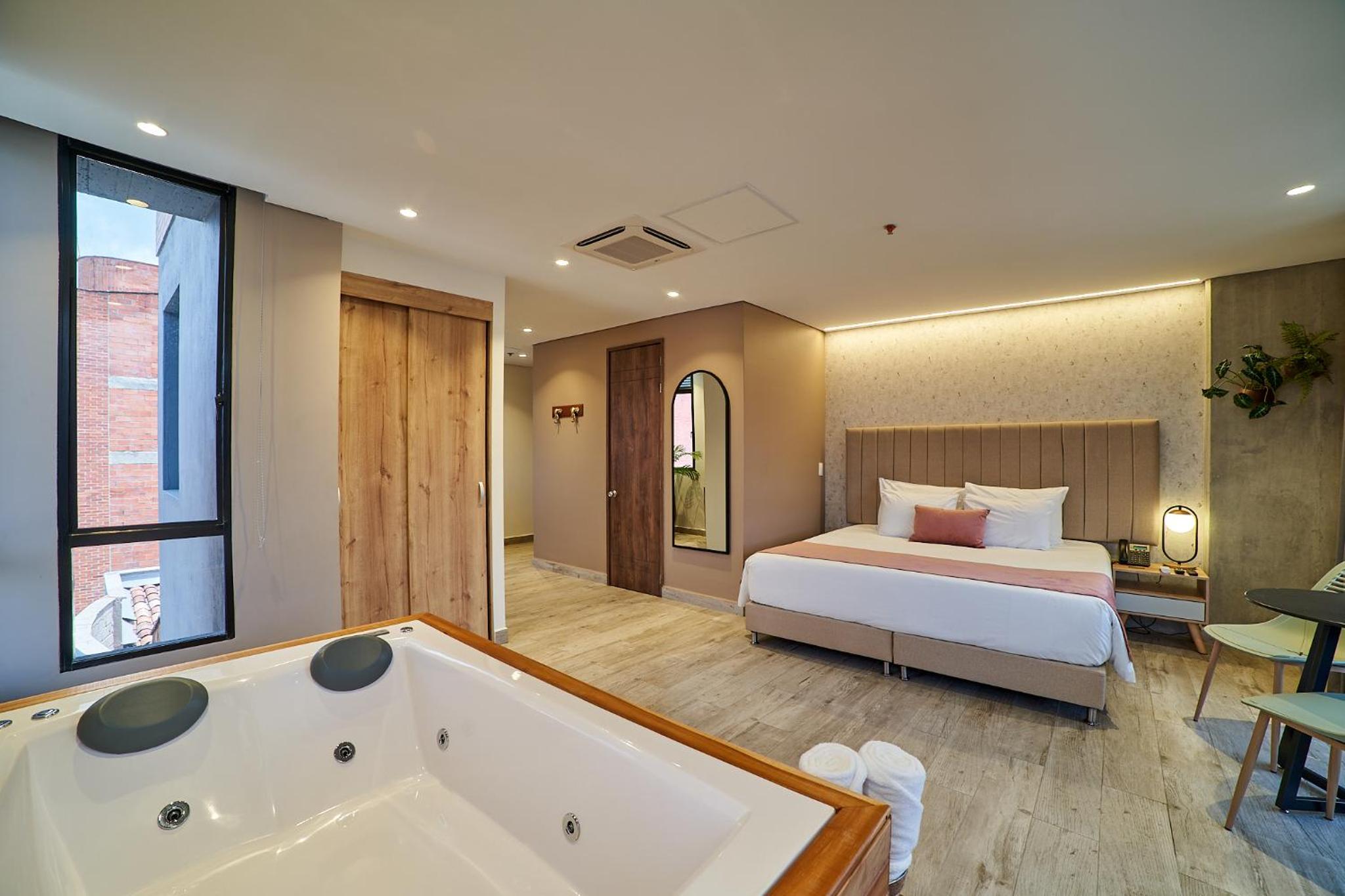 Suite with Hot Tub - Photo 7
