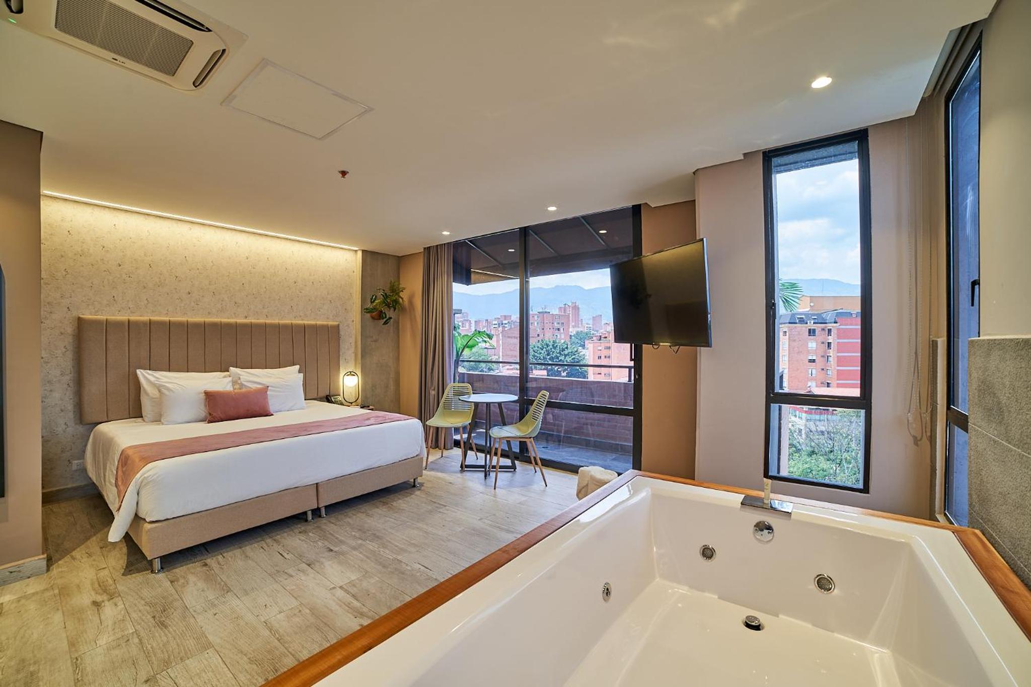 Suite with Balcony and Hot Tub - Photo 23