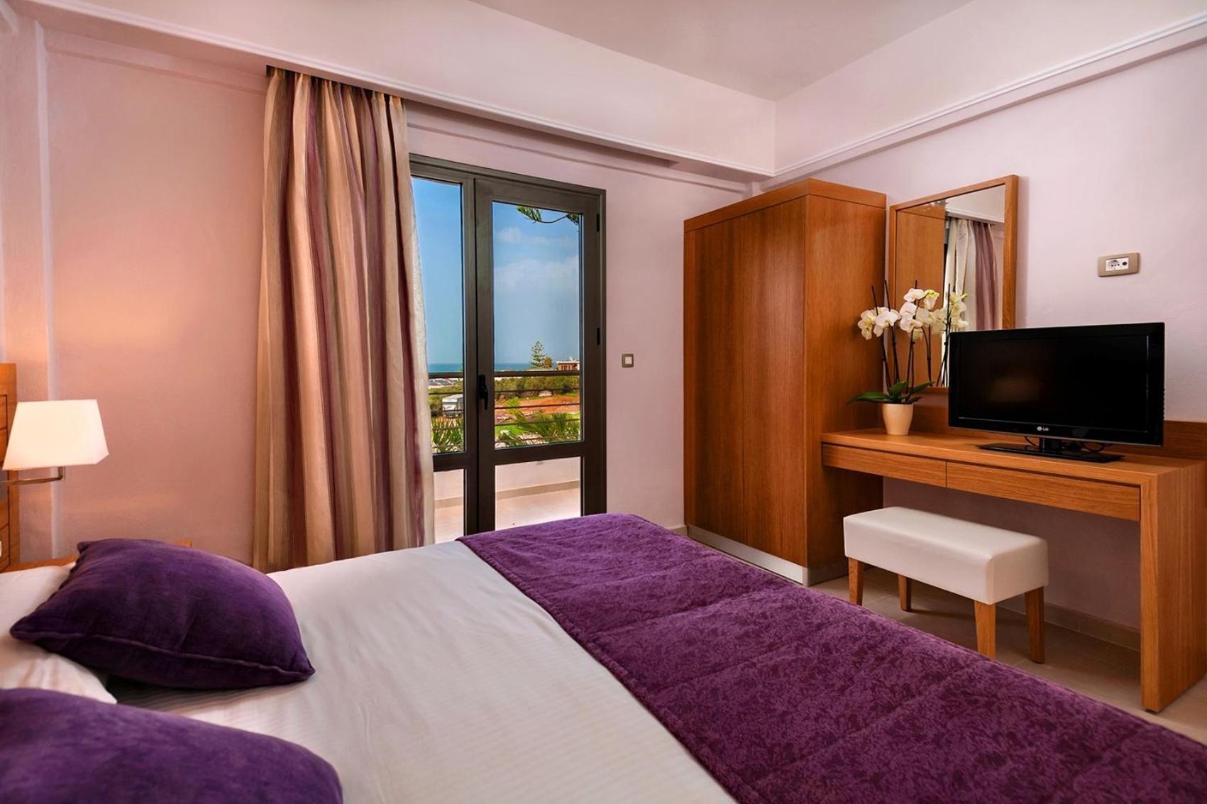 Double Room with Pool or Garden View - Photo 16