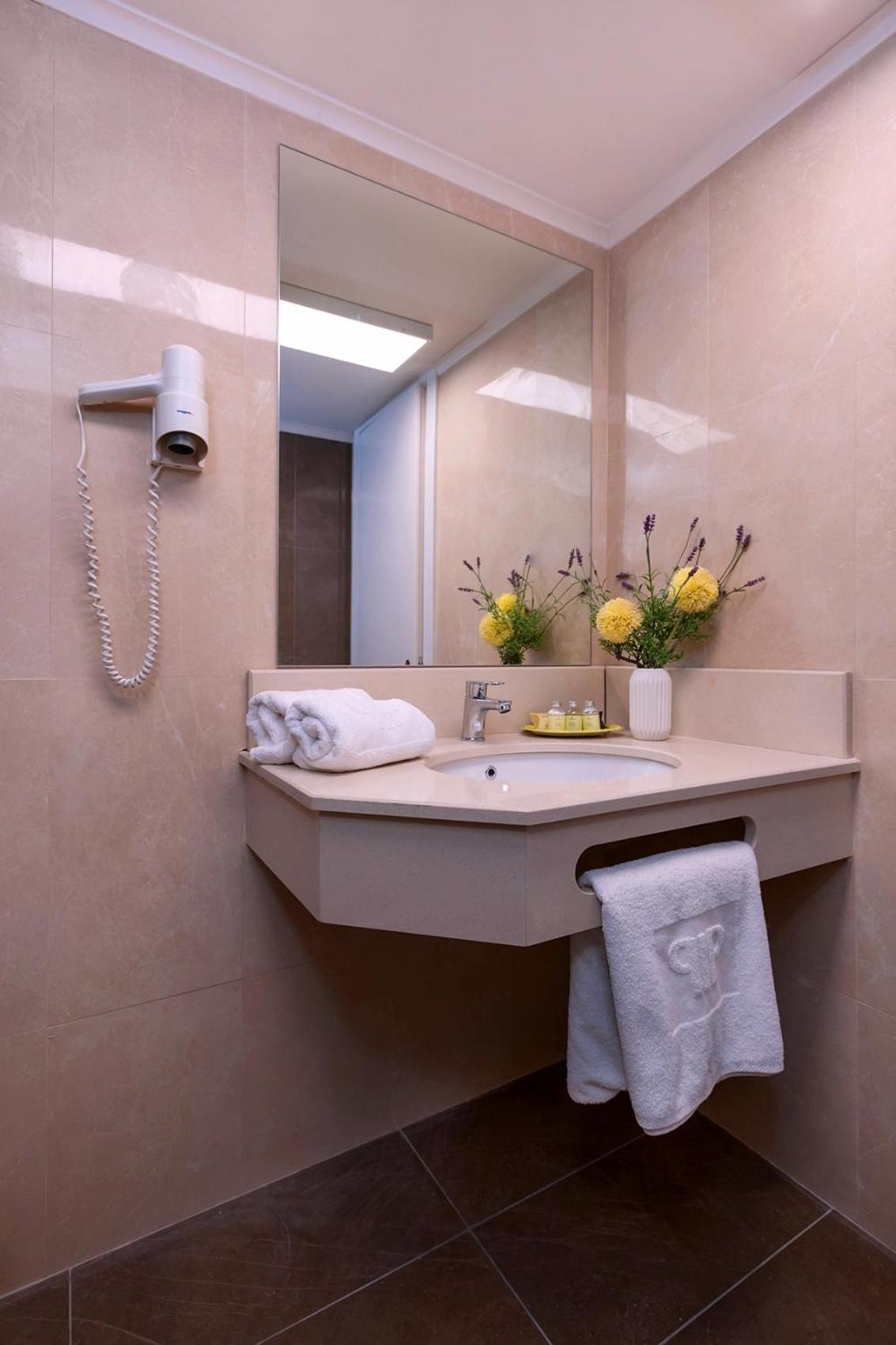 Double Room with Pool or Garden View - Photo 30