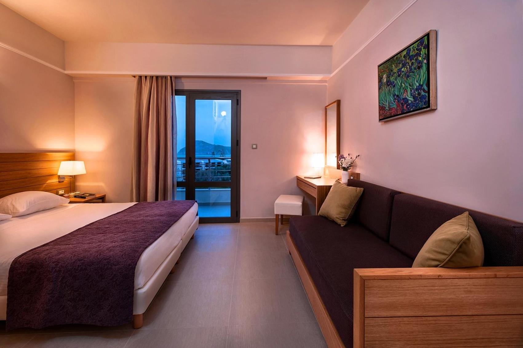 Double Room with Pool or Garden View - Photo 19