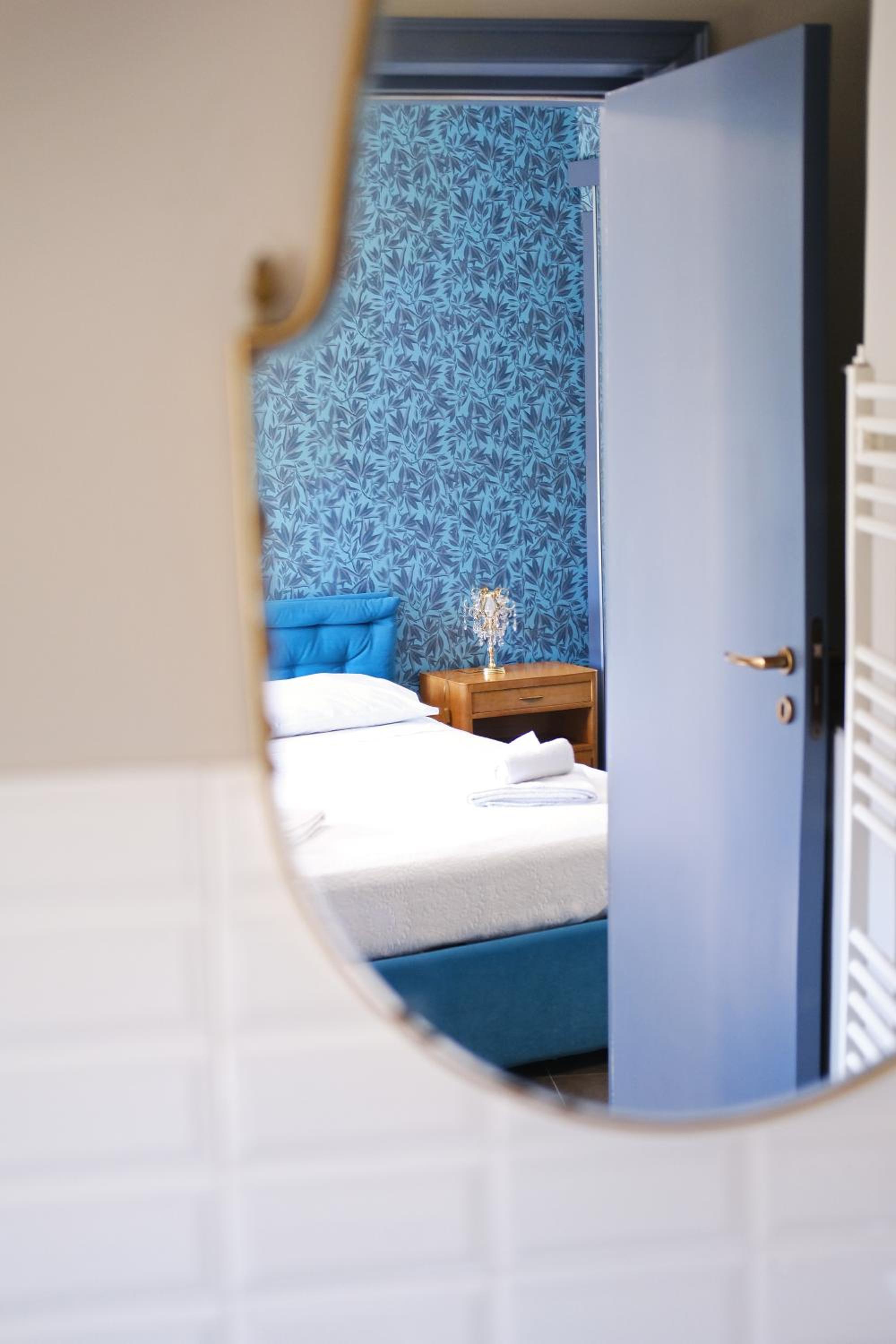 Double Room with Balcony - Photo 11