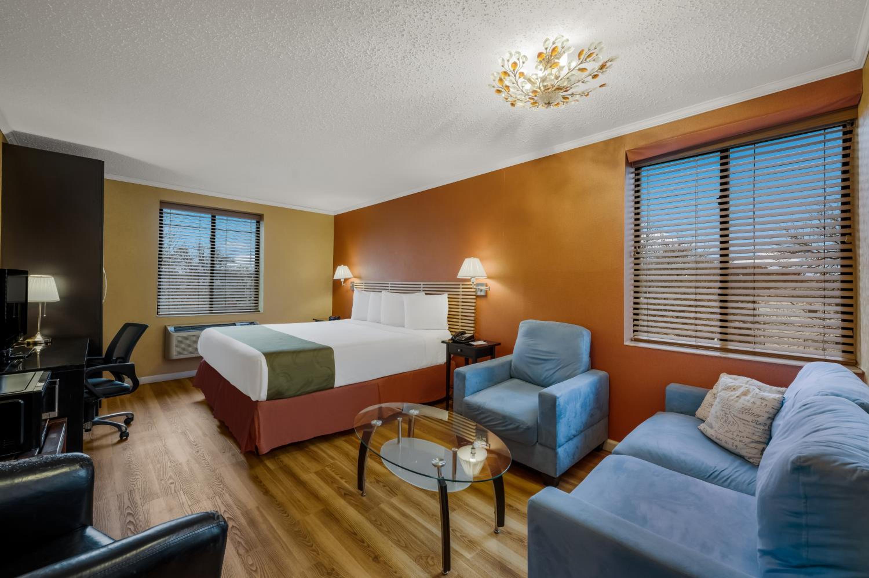 King Suite - Non-Smoking - Photo 4