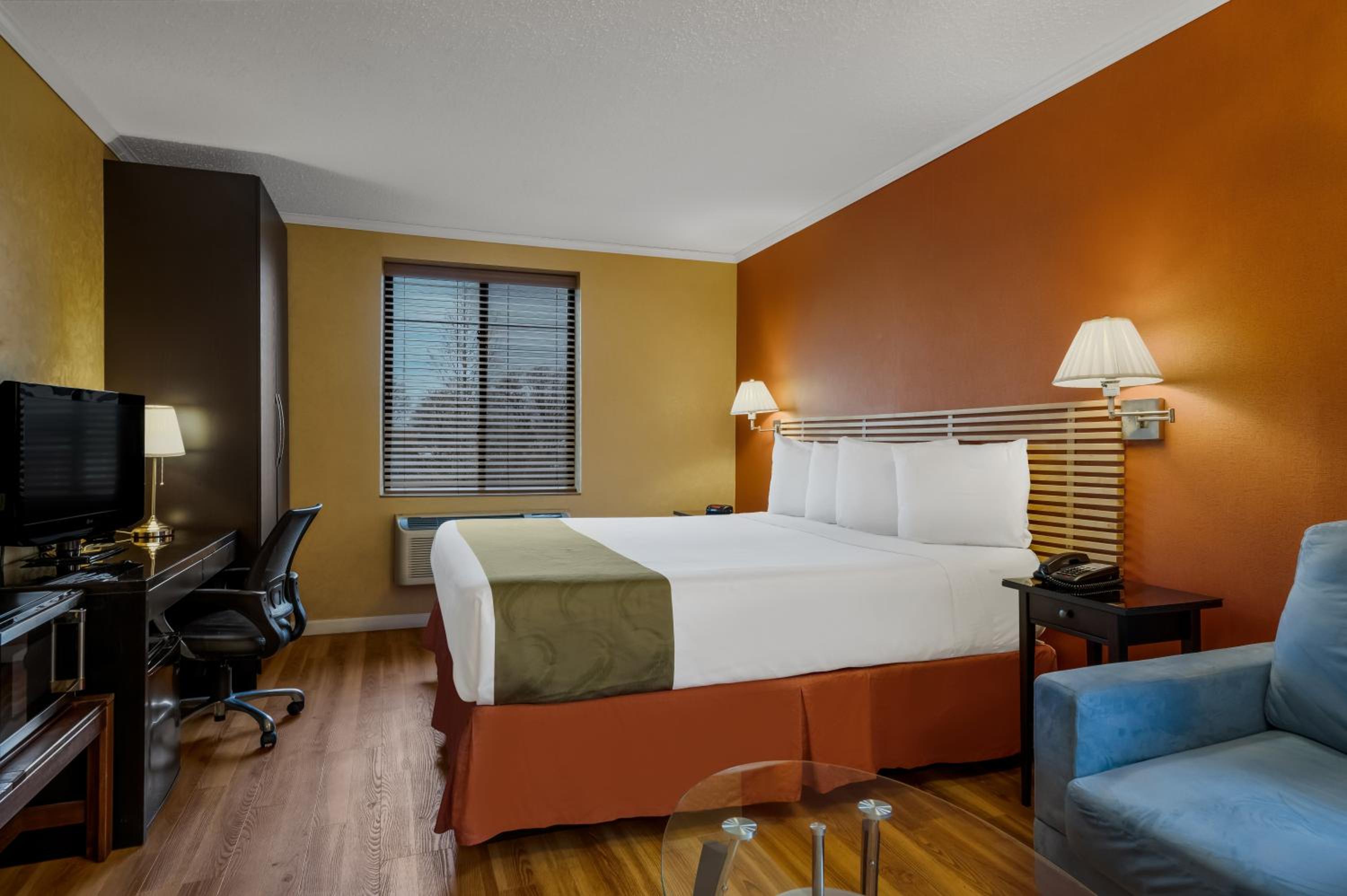 King Suite - Non-Smoking - Photo 2