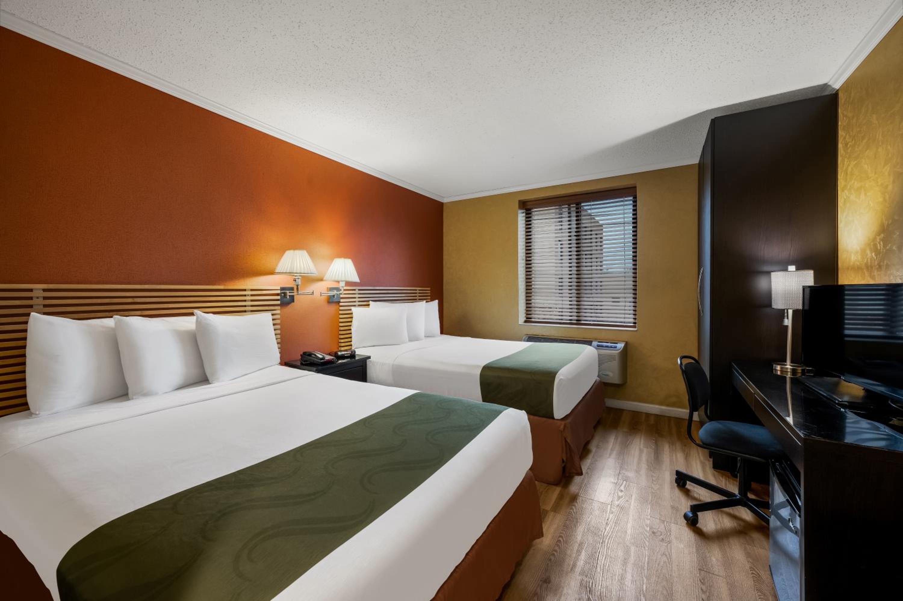 Standard Queen Room with Two Queen Beds - Non-Smoking - Photo 4