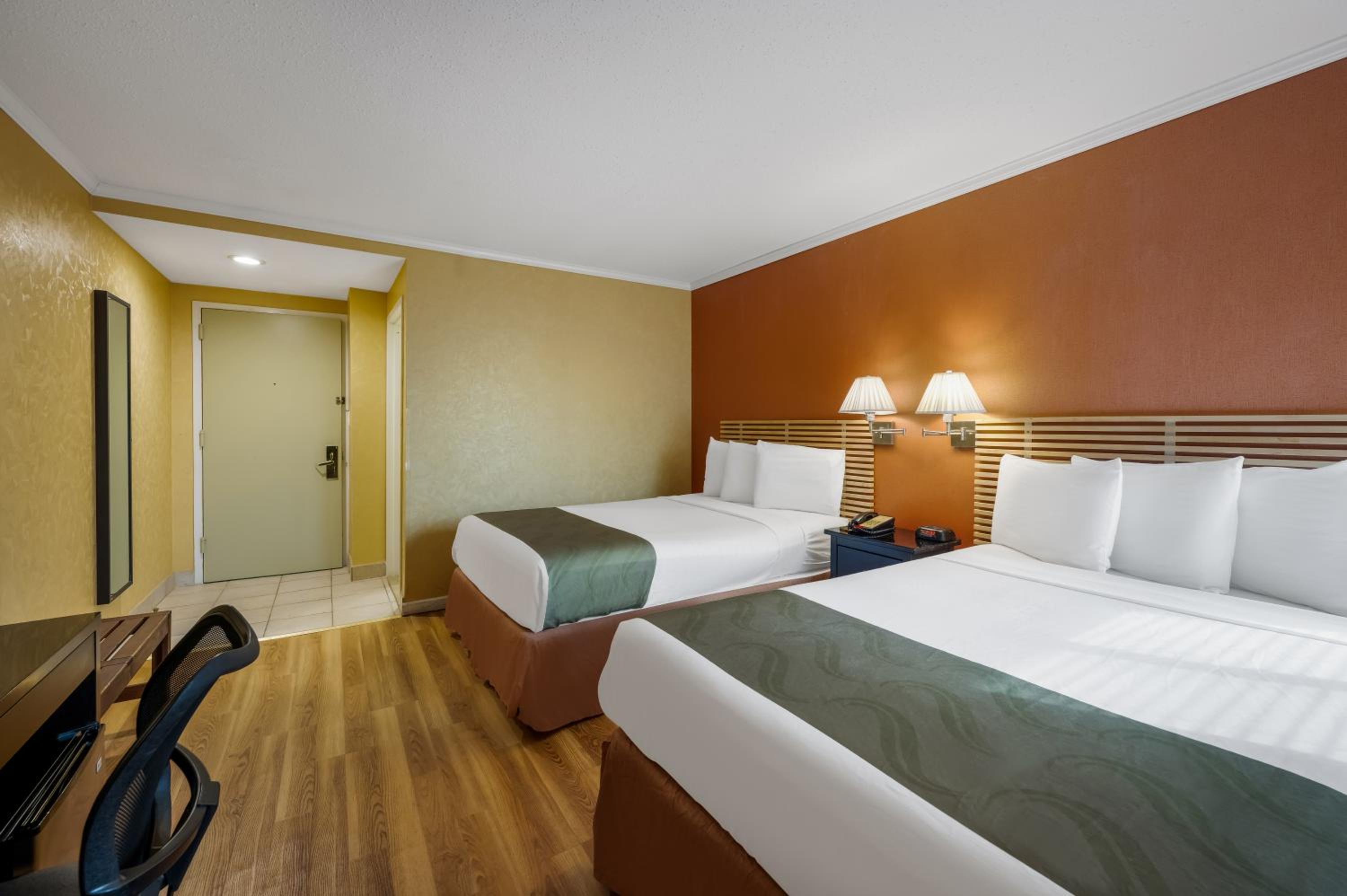 Standard Queen Room with Two Queen Beds - Non-Smoking - Photo 2