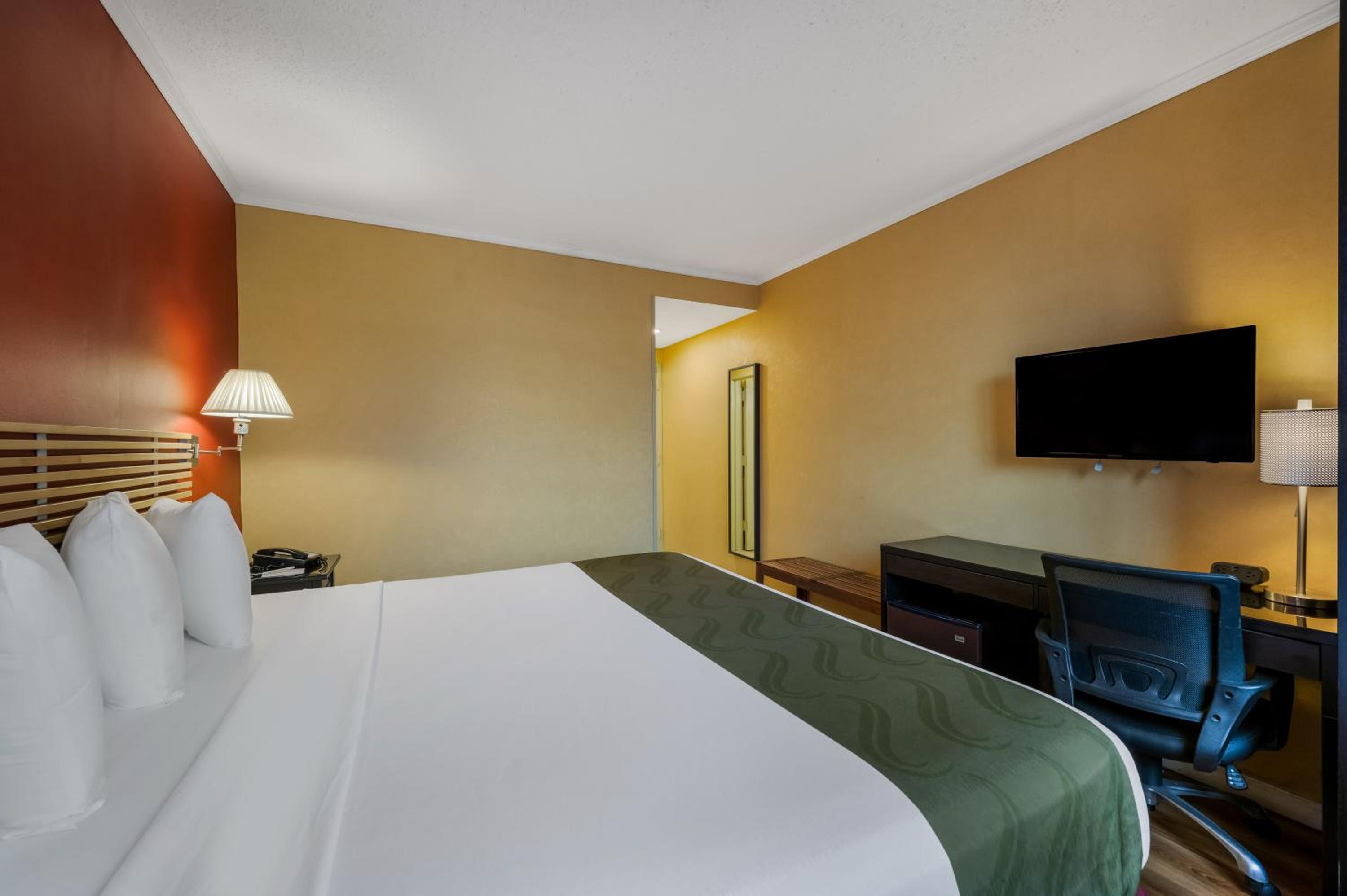 Standard King Room - Non-Smoking - Photo 3