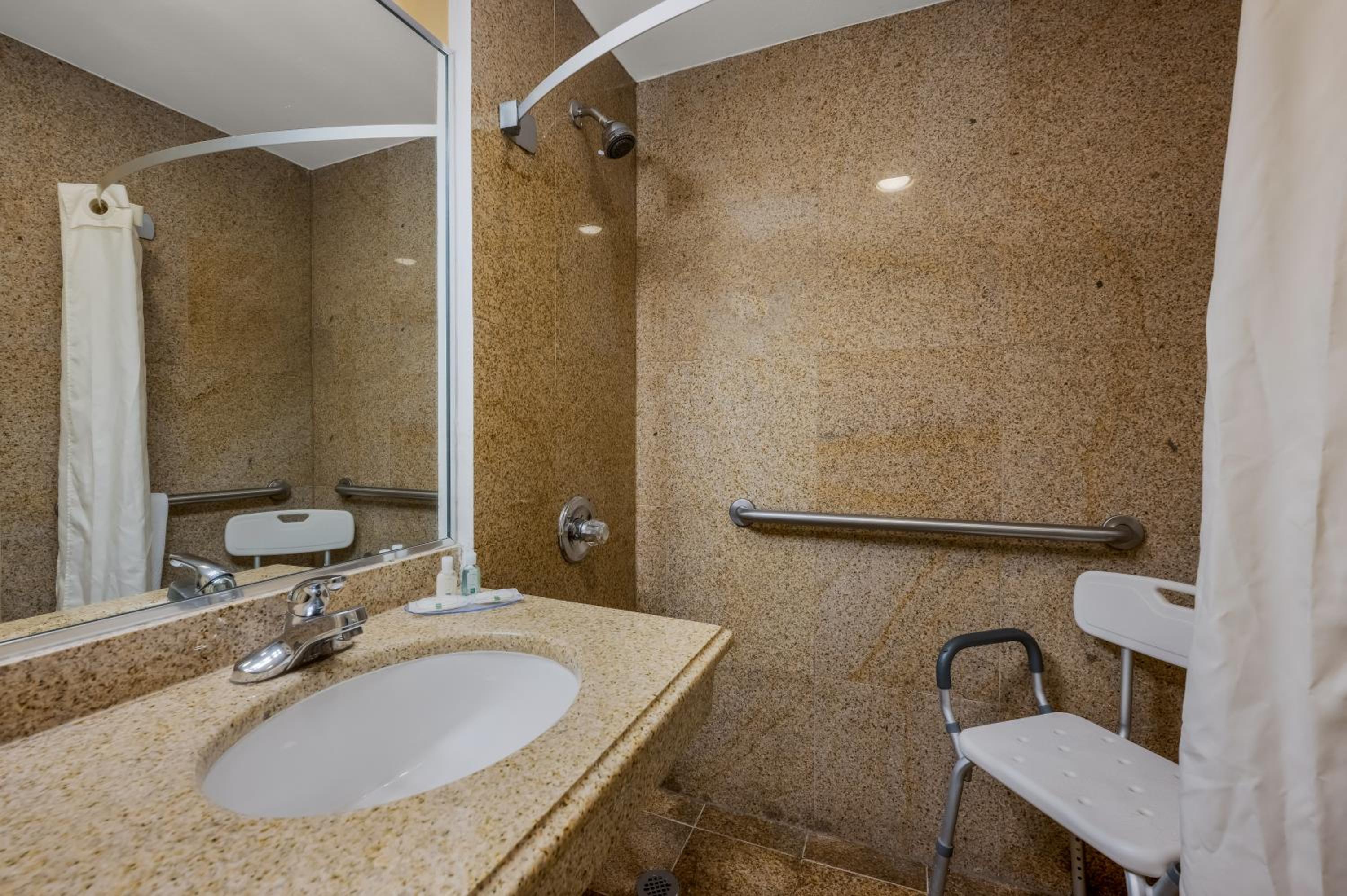 King Room - Accessible/Non-Smoking - Photo 2