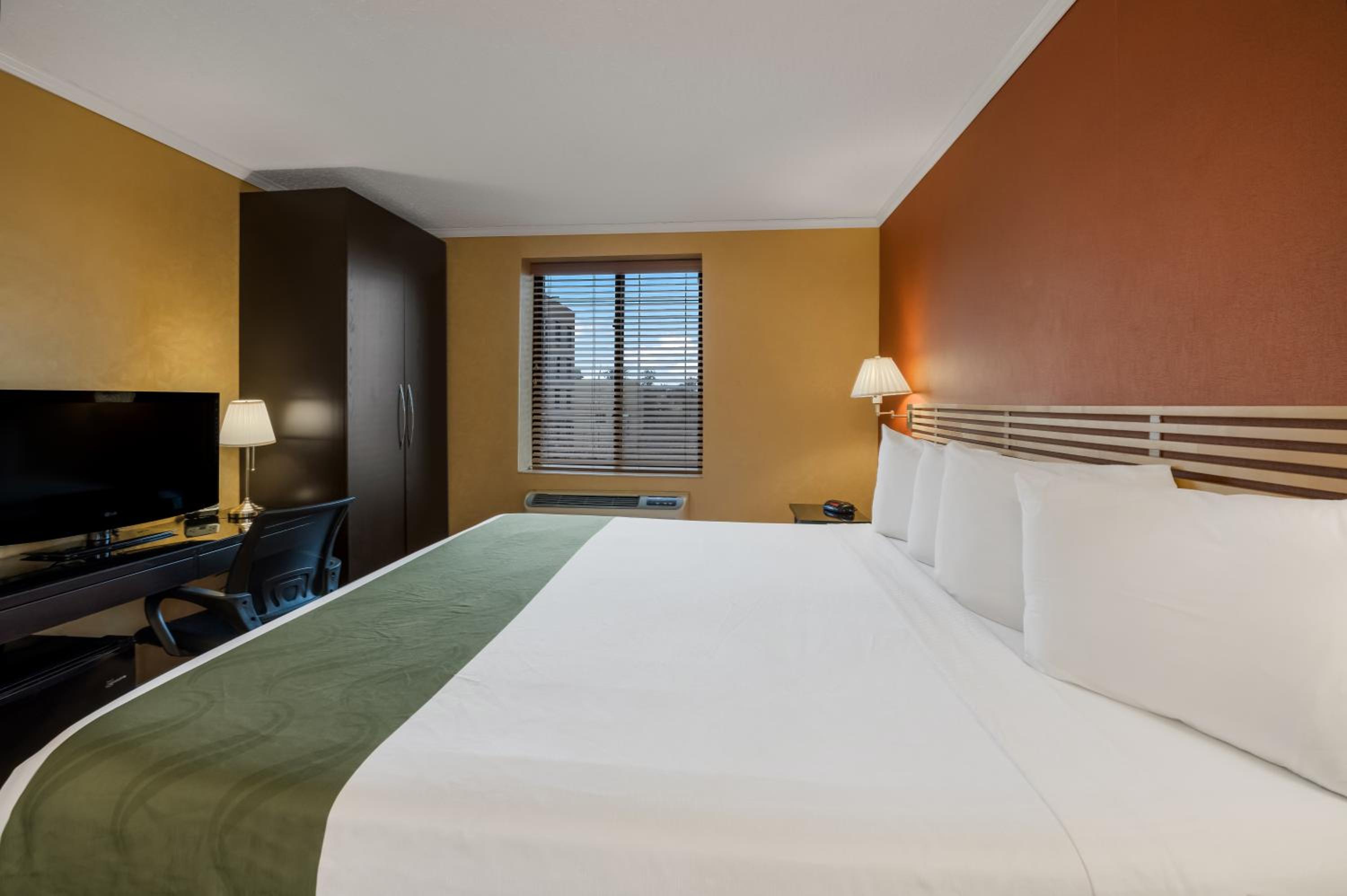 Standard King Room - Non-Smoking - Photo 2
