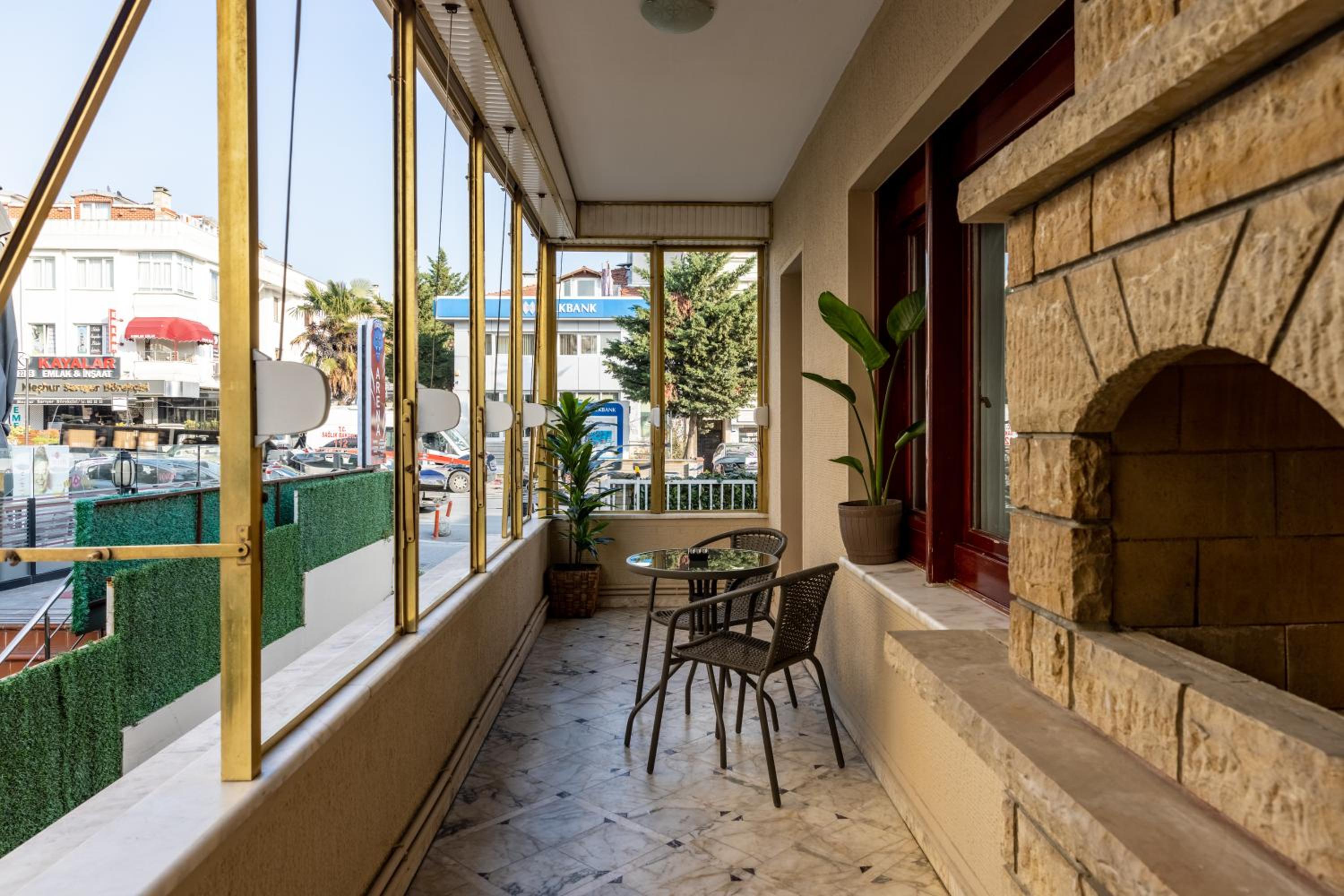 Deluxe Three-Bedroom Apartment with Balcony and Pool View photo 3