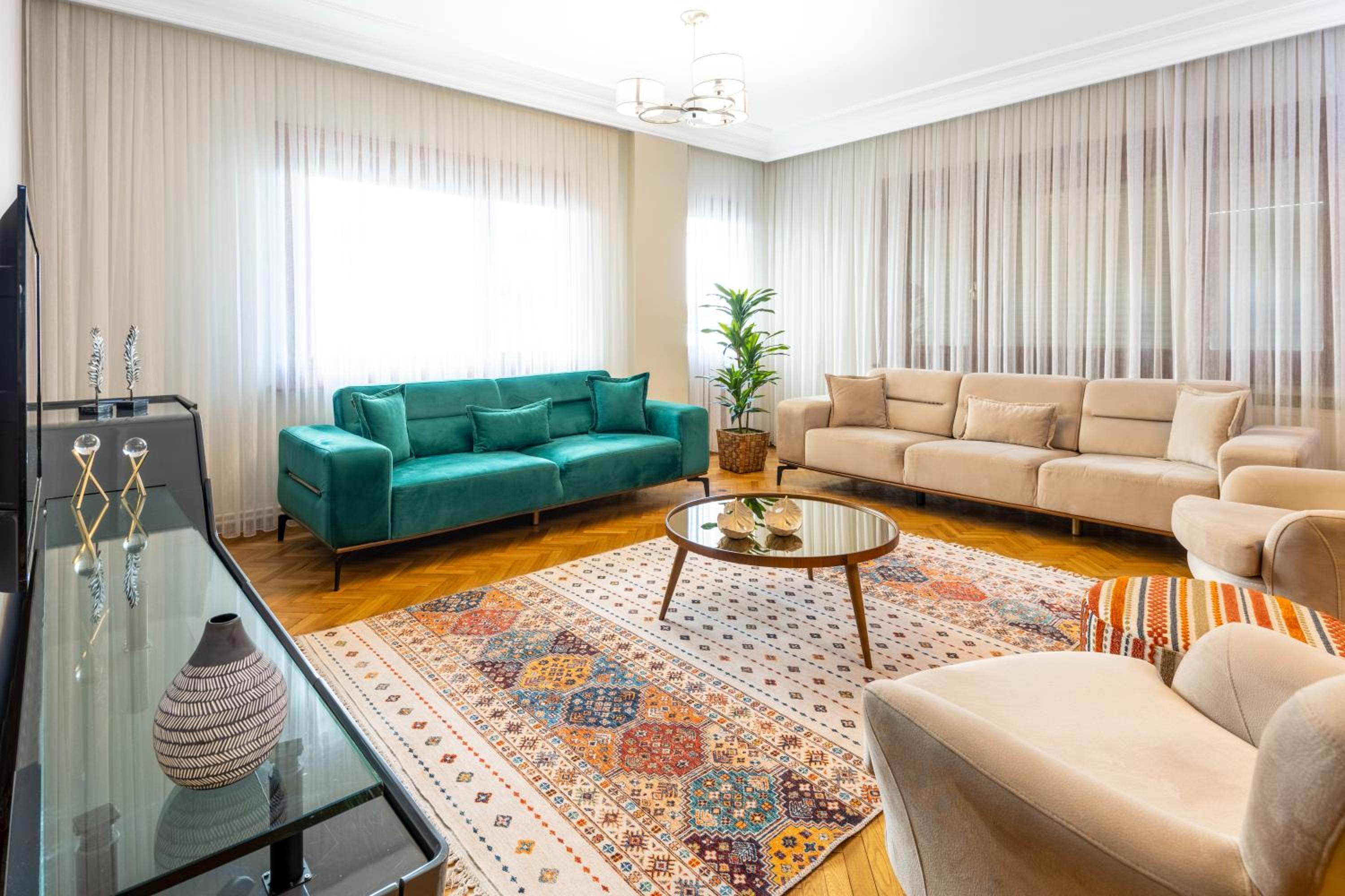 Deluxe Drei-Zimmer-Wohnung mit Balkon und Poolblick