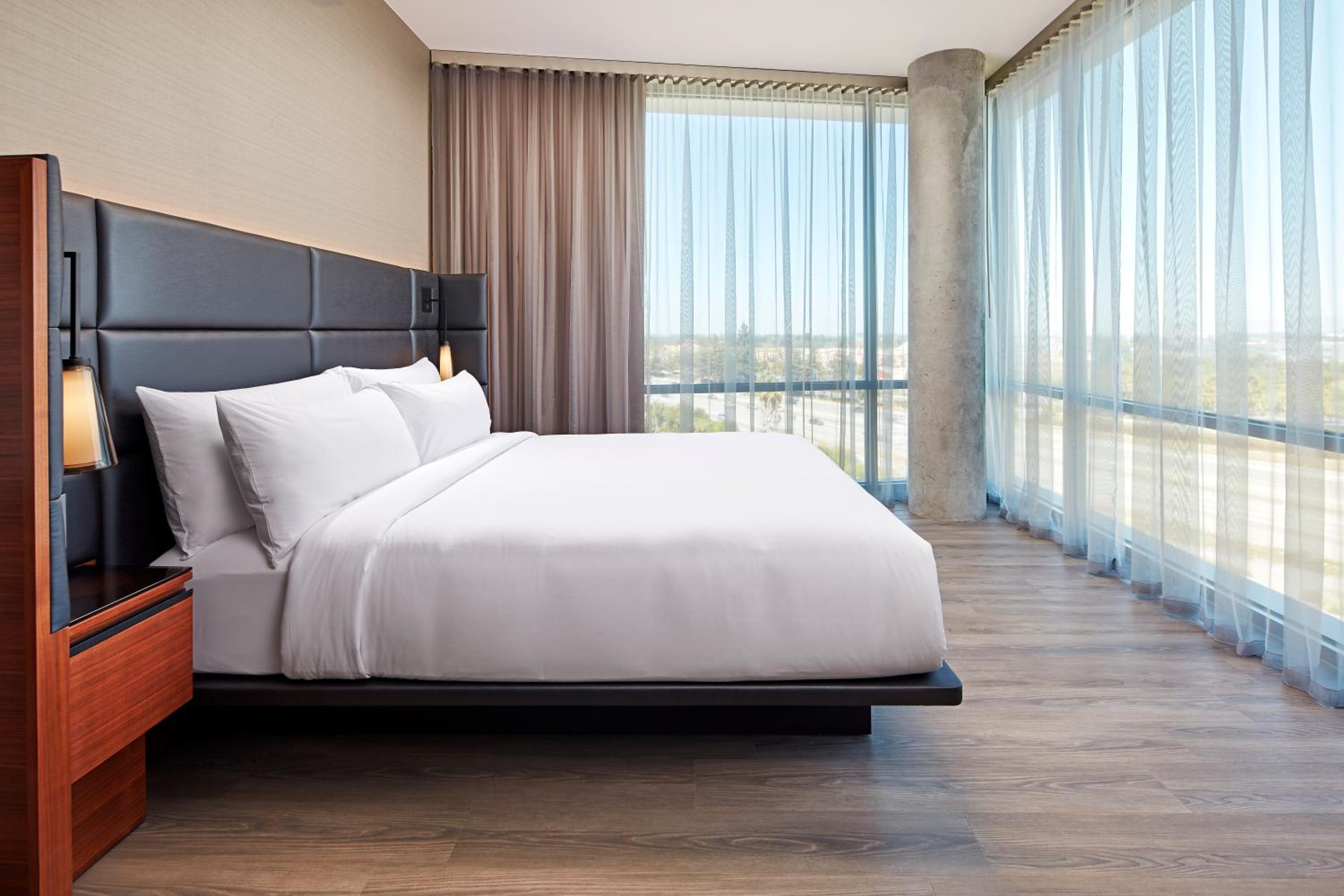 Corner King Room