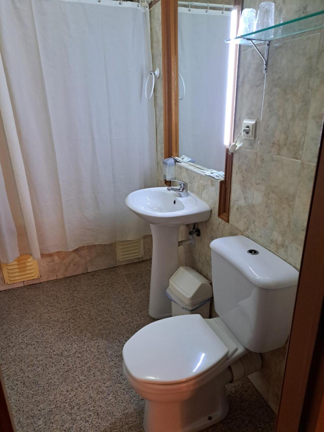 Double Room - Photo 6