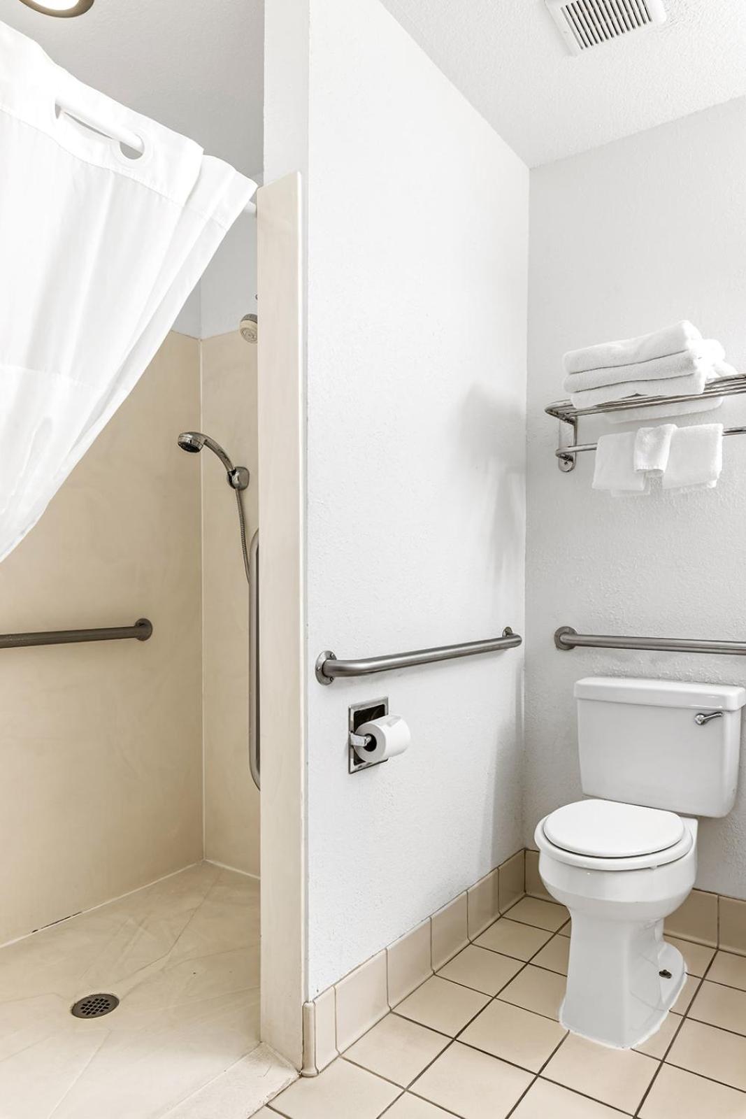 Queen Room - Disability Access - Photo 4