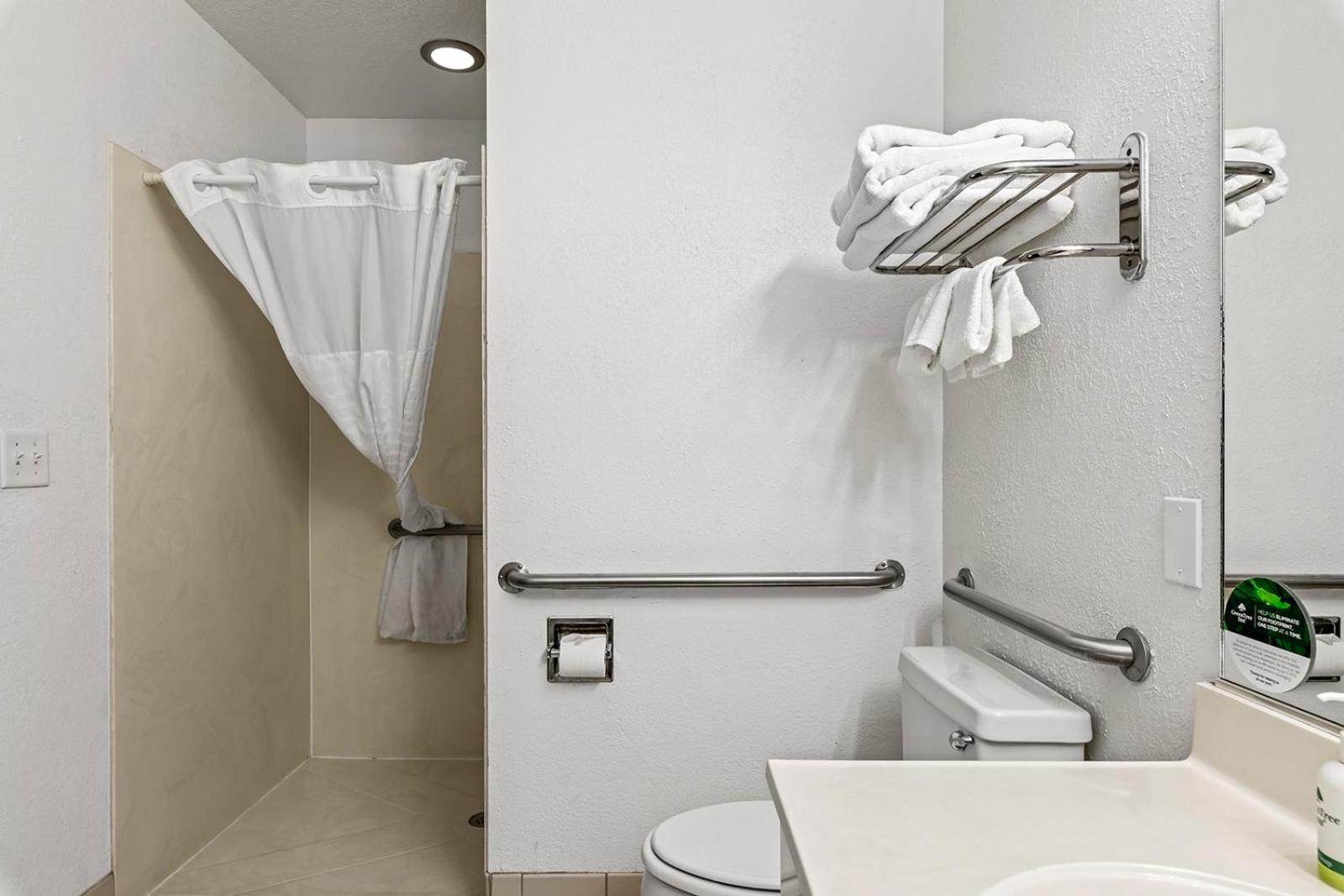 Queen Room - Disability Access - Photo 3