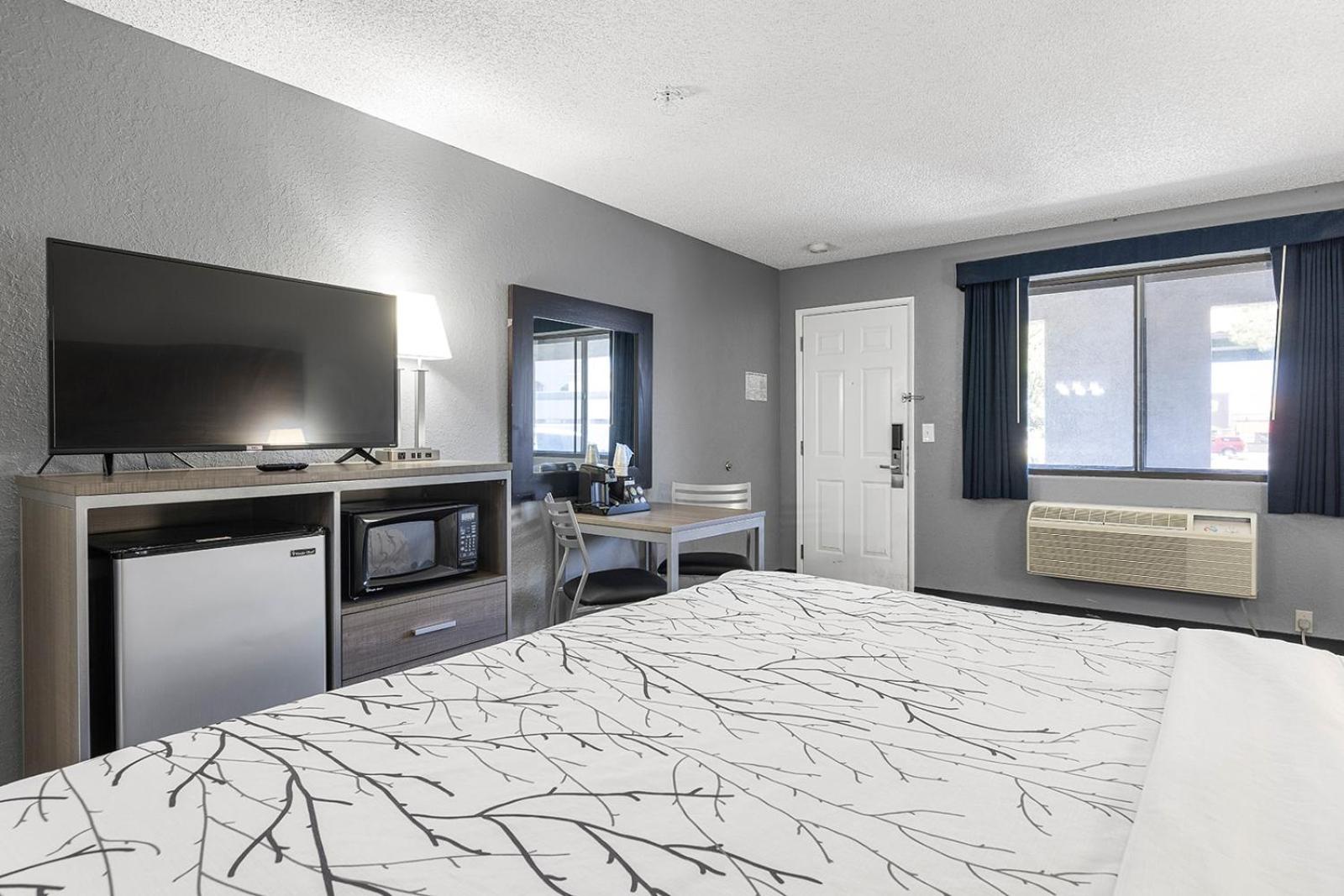 Queen Room - Disability Access - Photo 1