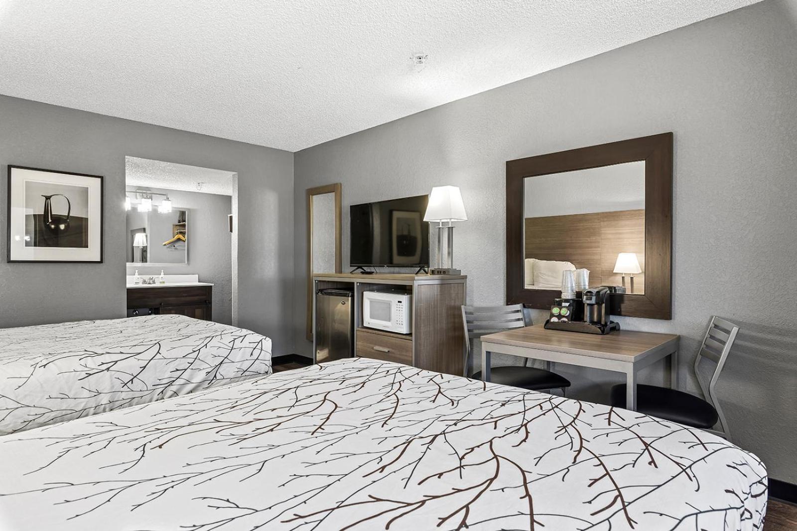 Deluxe Queen Room - Photo 7