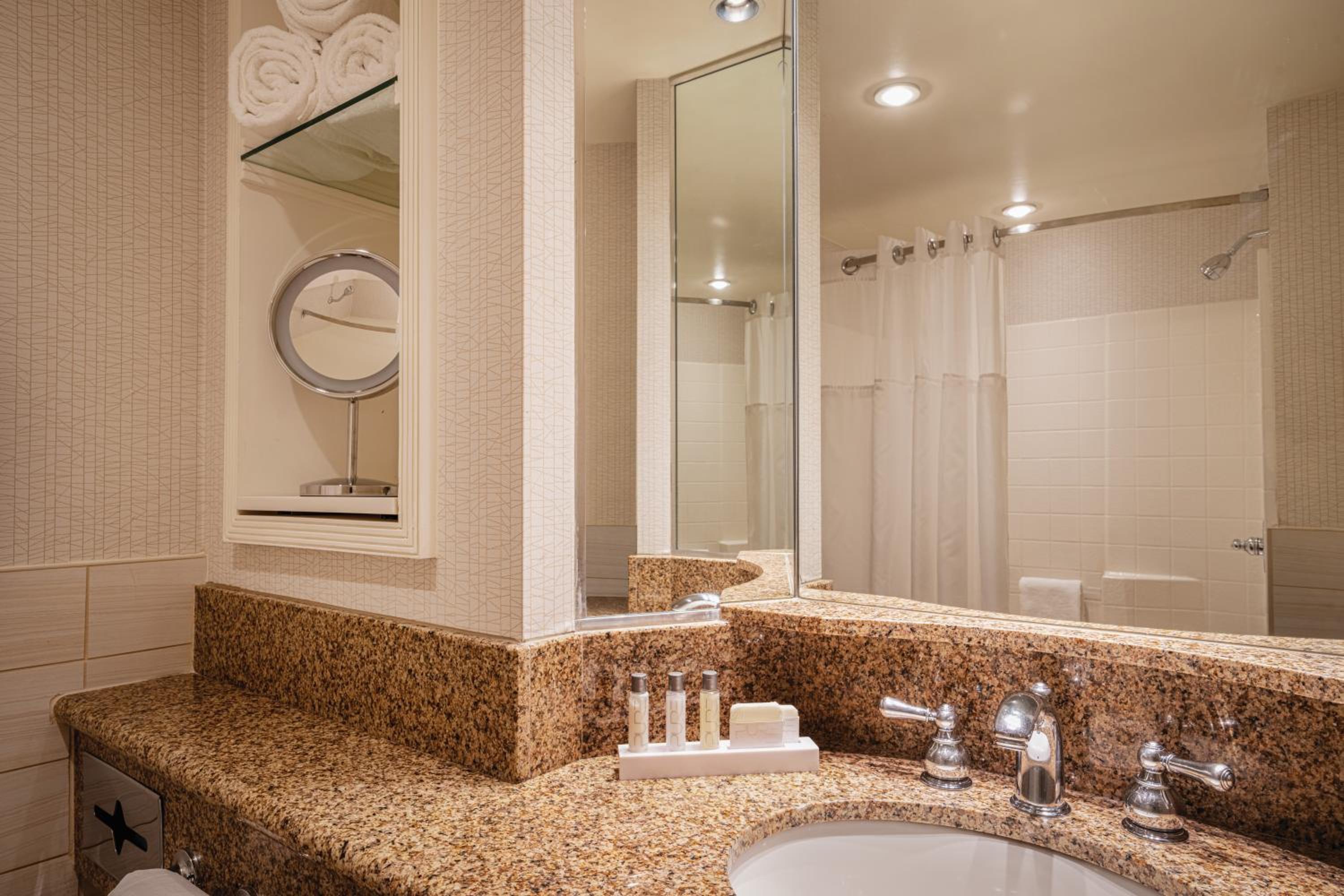 Deluxe King Room - Photo 2