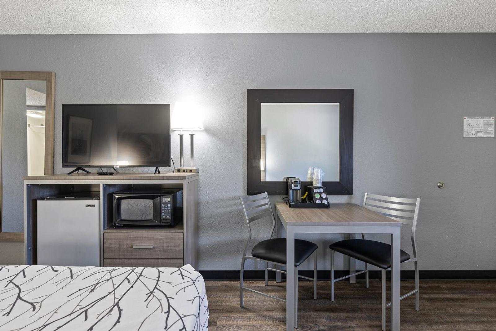Standard King Room - Photo 5